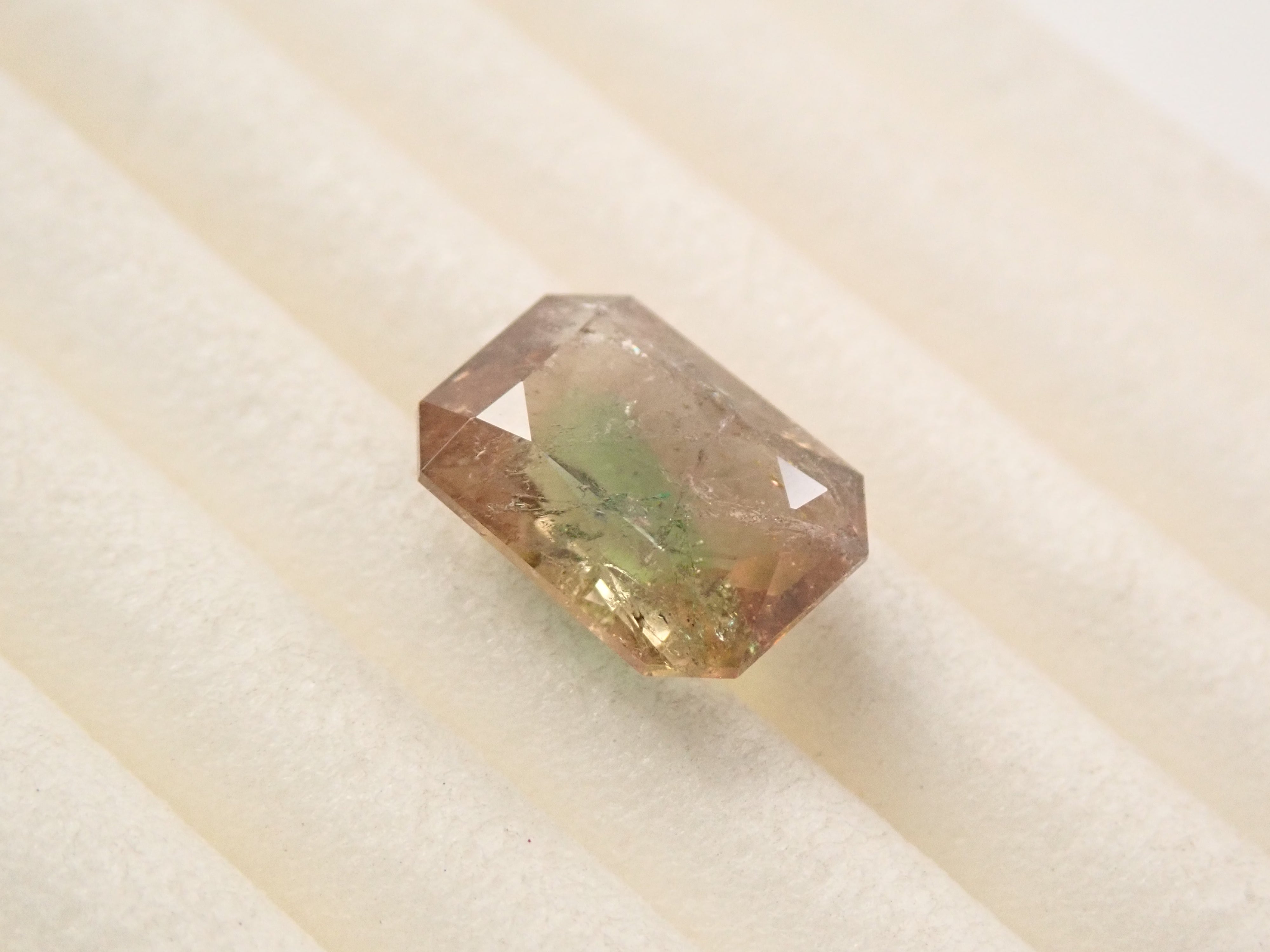 パキスタン産アキシナイト（グリーンティント） 1.476ctルース