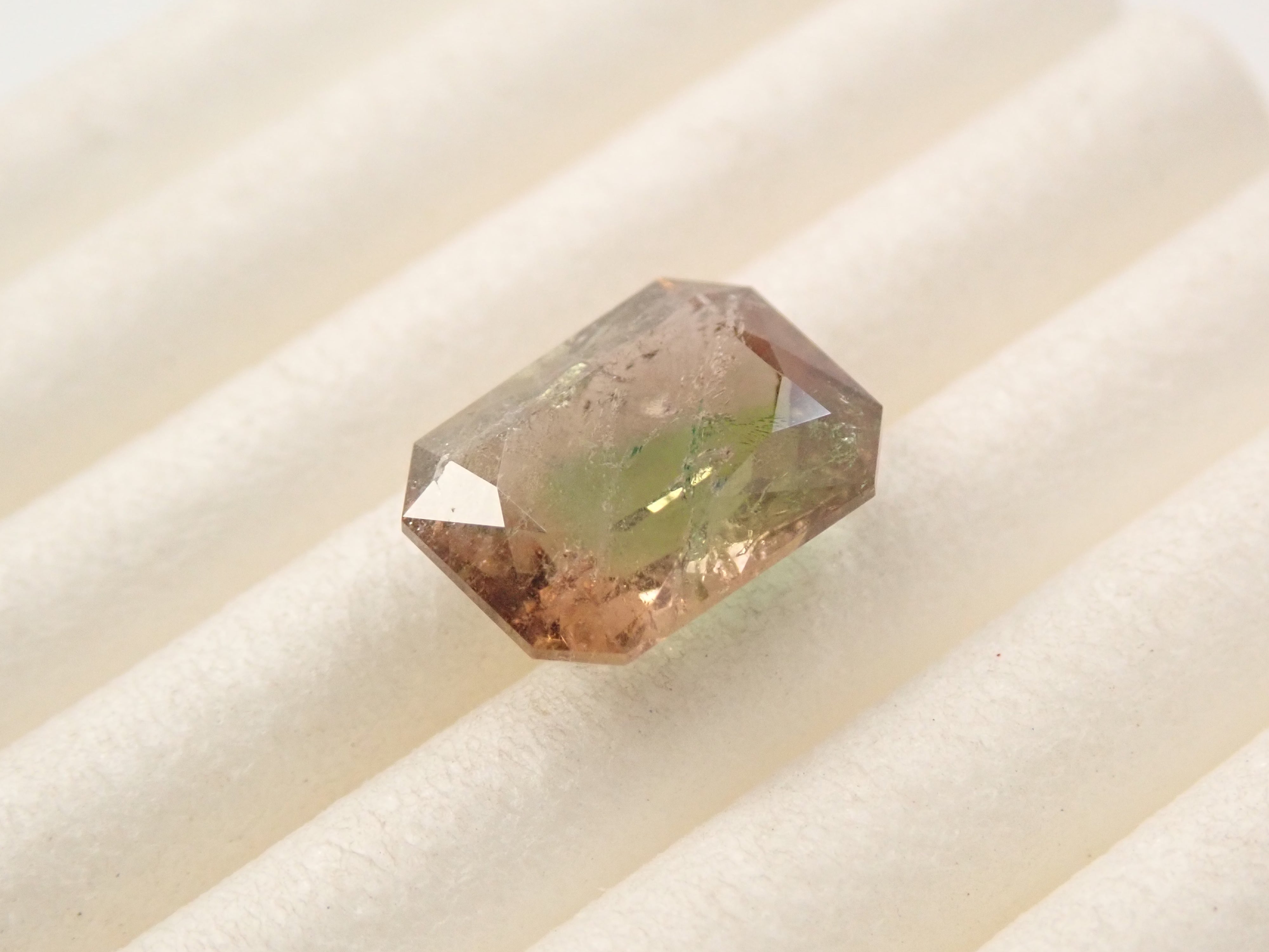 パキスタン産アキシナイト（グリーンティント） 1.476ctルース