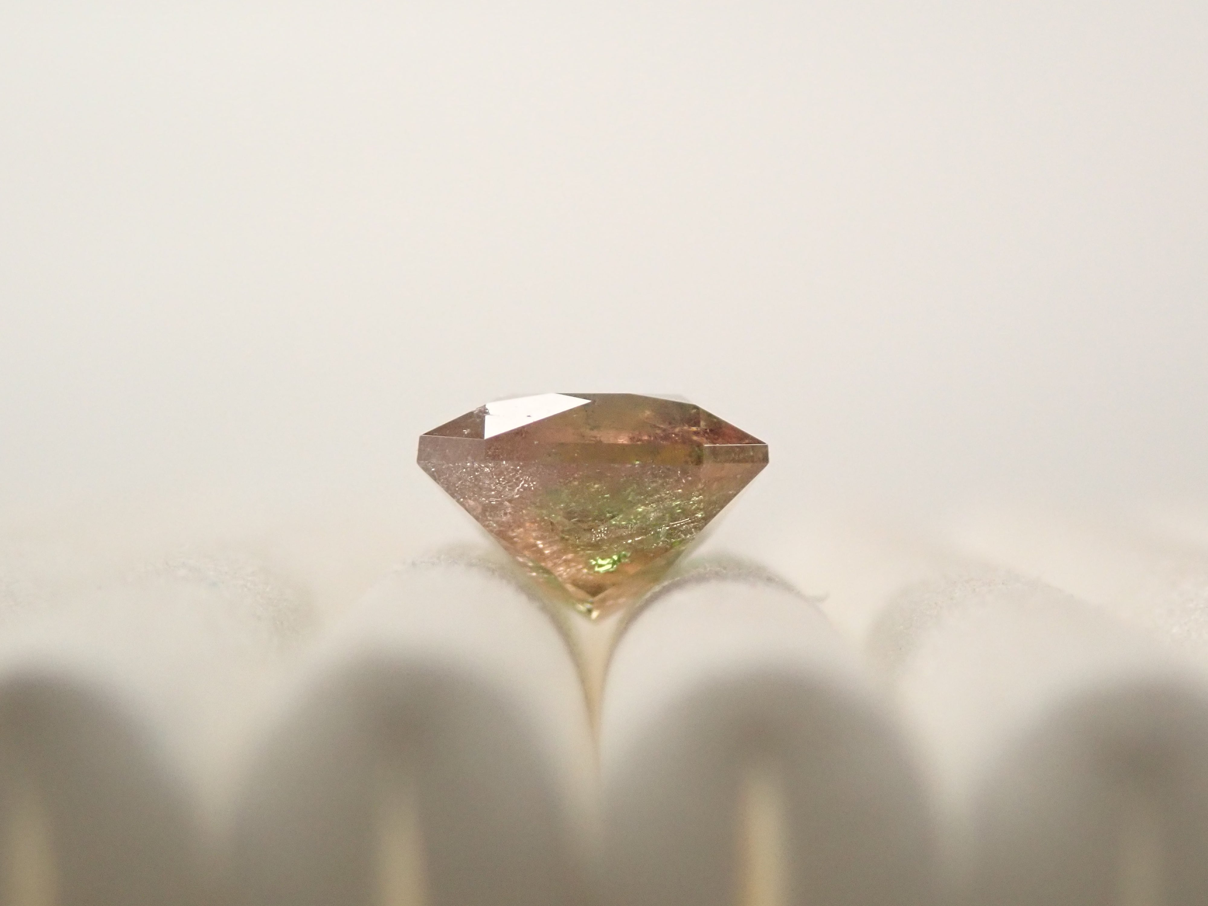 パキスタン産アキシナイト（グリーンティント） 1.476ctルース