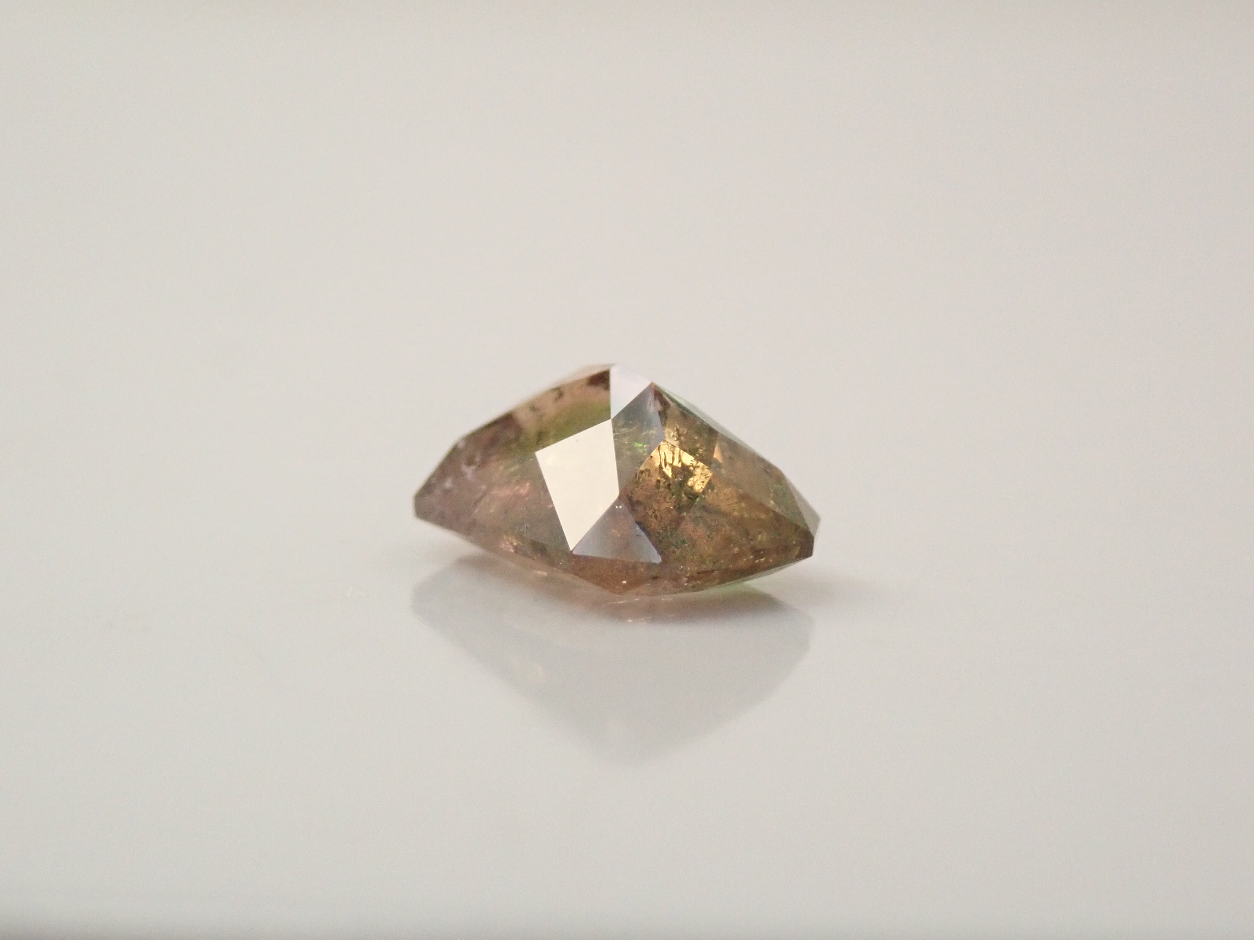 パキスタン産アキシナイト（グリーンティント） 1.476ctルース