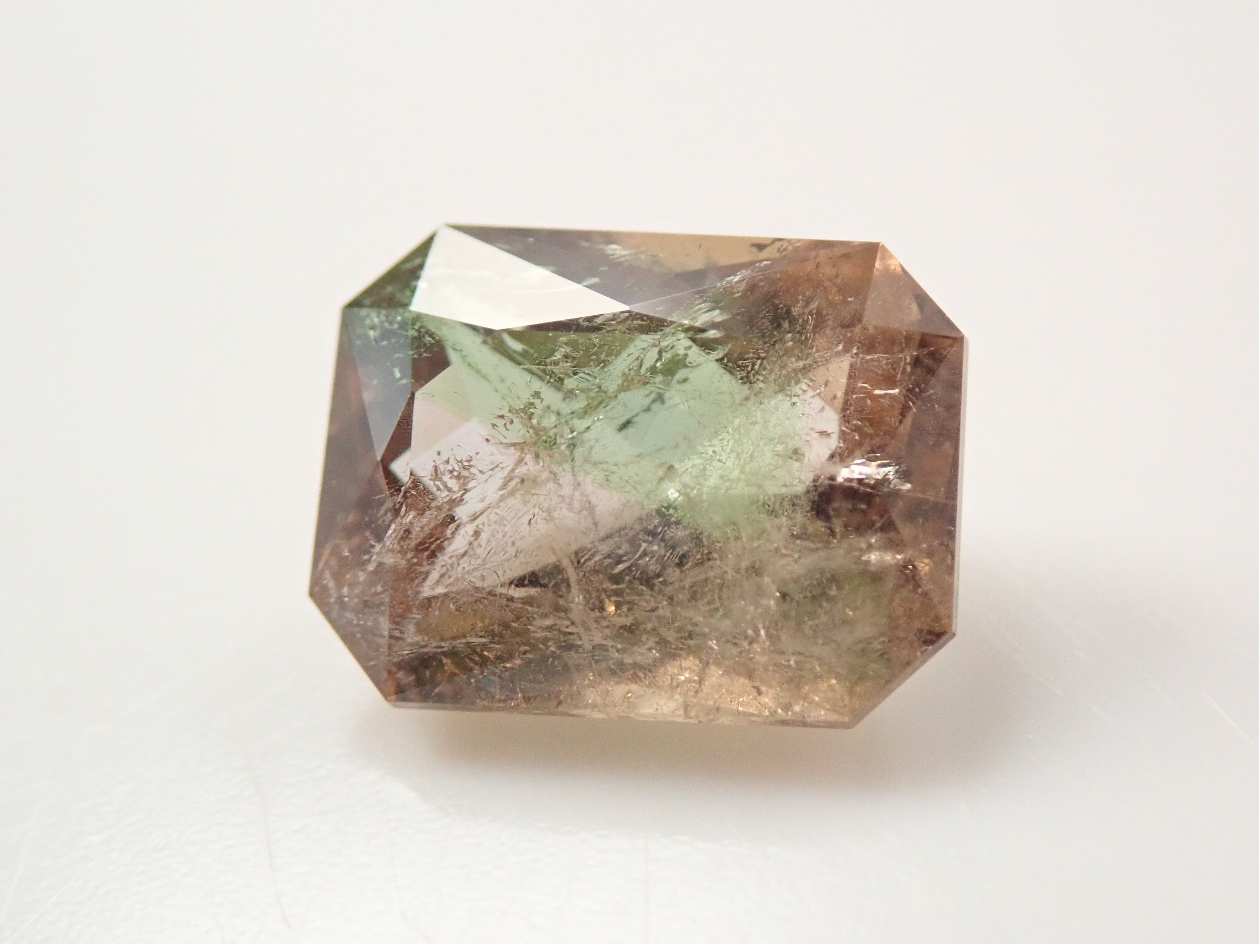 パキスタン産アキシナイト（グリーンティント） 1.476ctルース