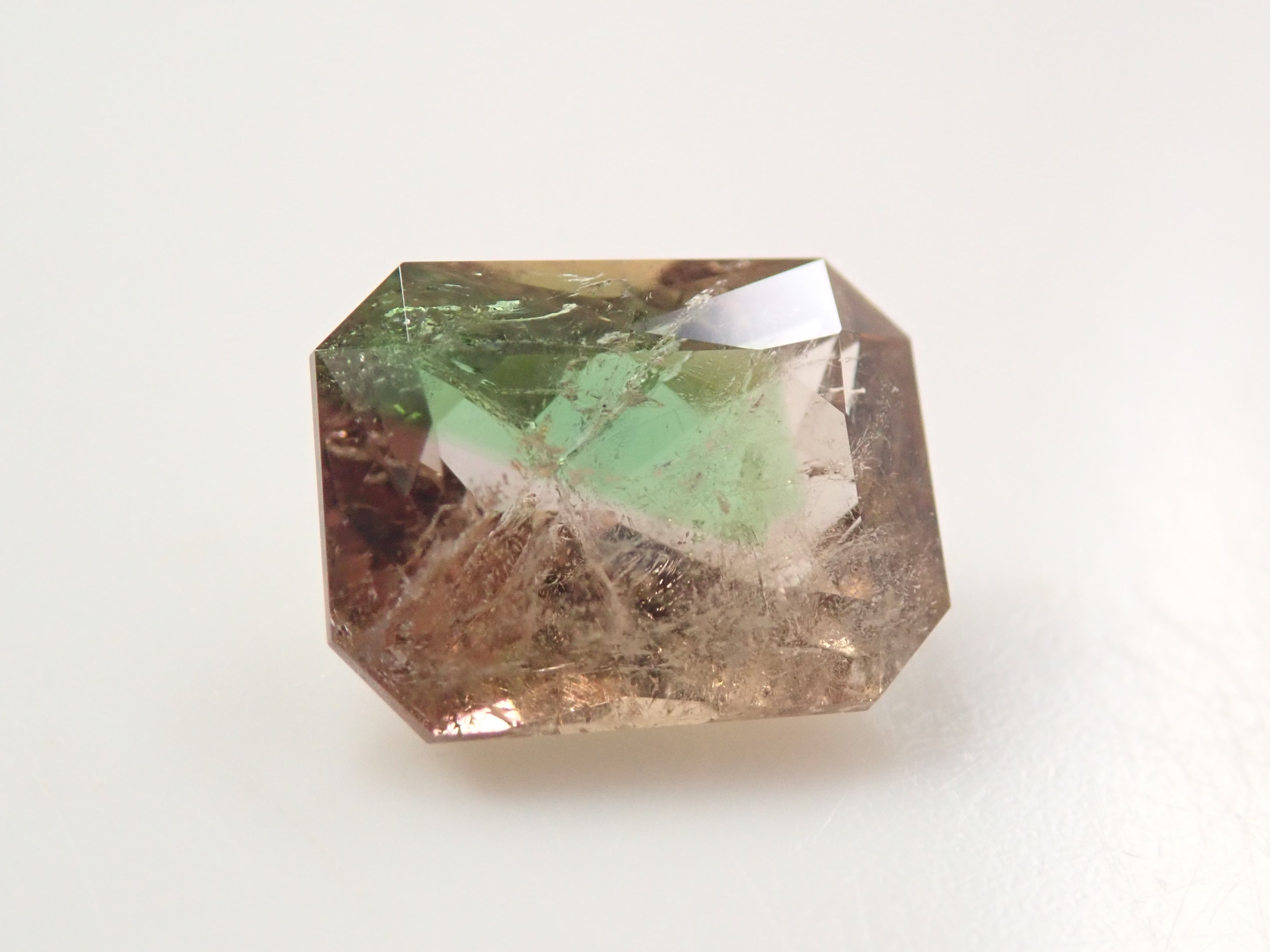 パキスタン産アキシナイト（グリーンティント） 1.476ctルース