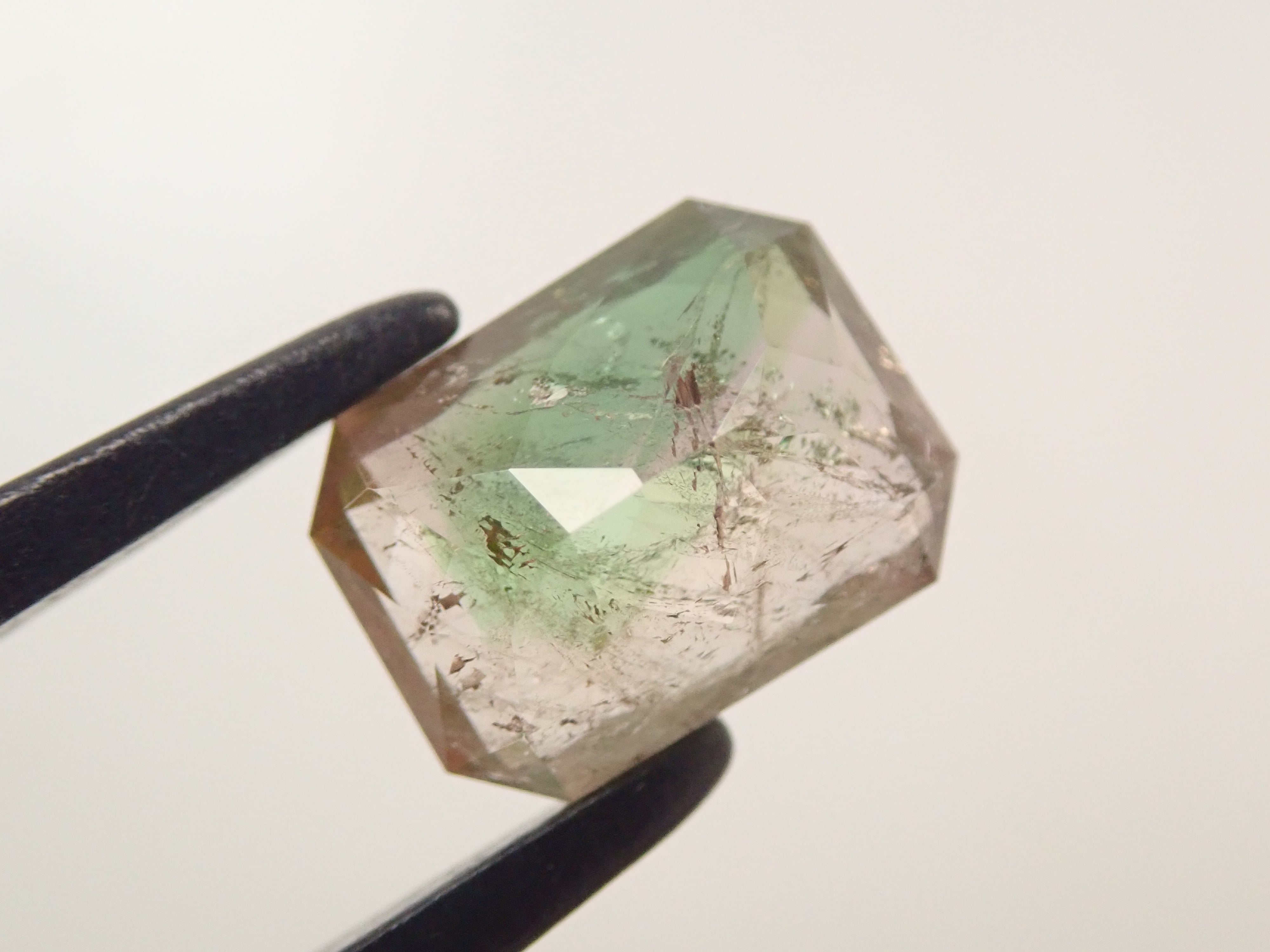 パキスタン産アキシナイト（グリーンティント） 1.476ctルース