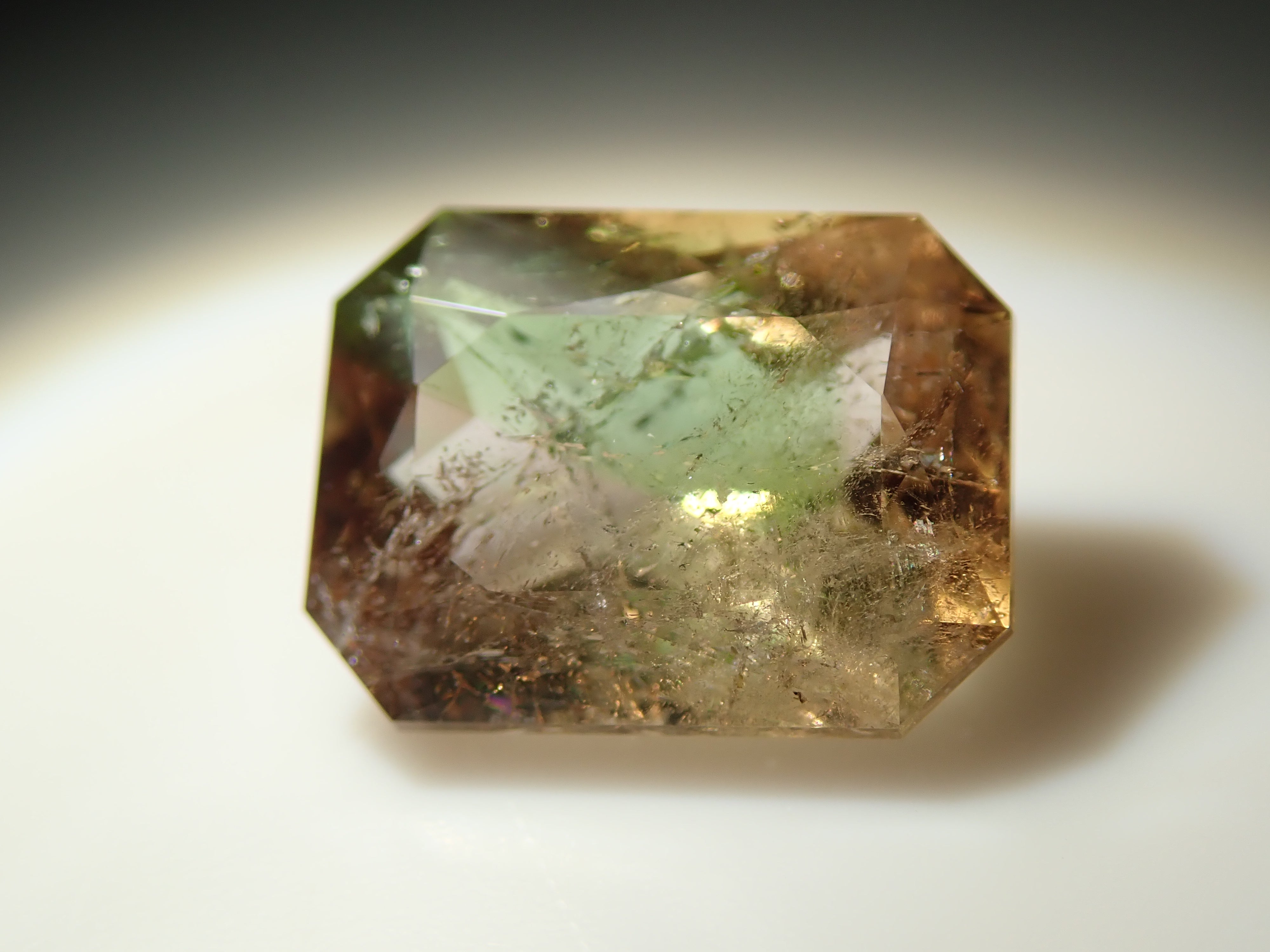 パキスタン産アキシナイト（グリーンティント） 1.476ctルース