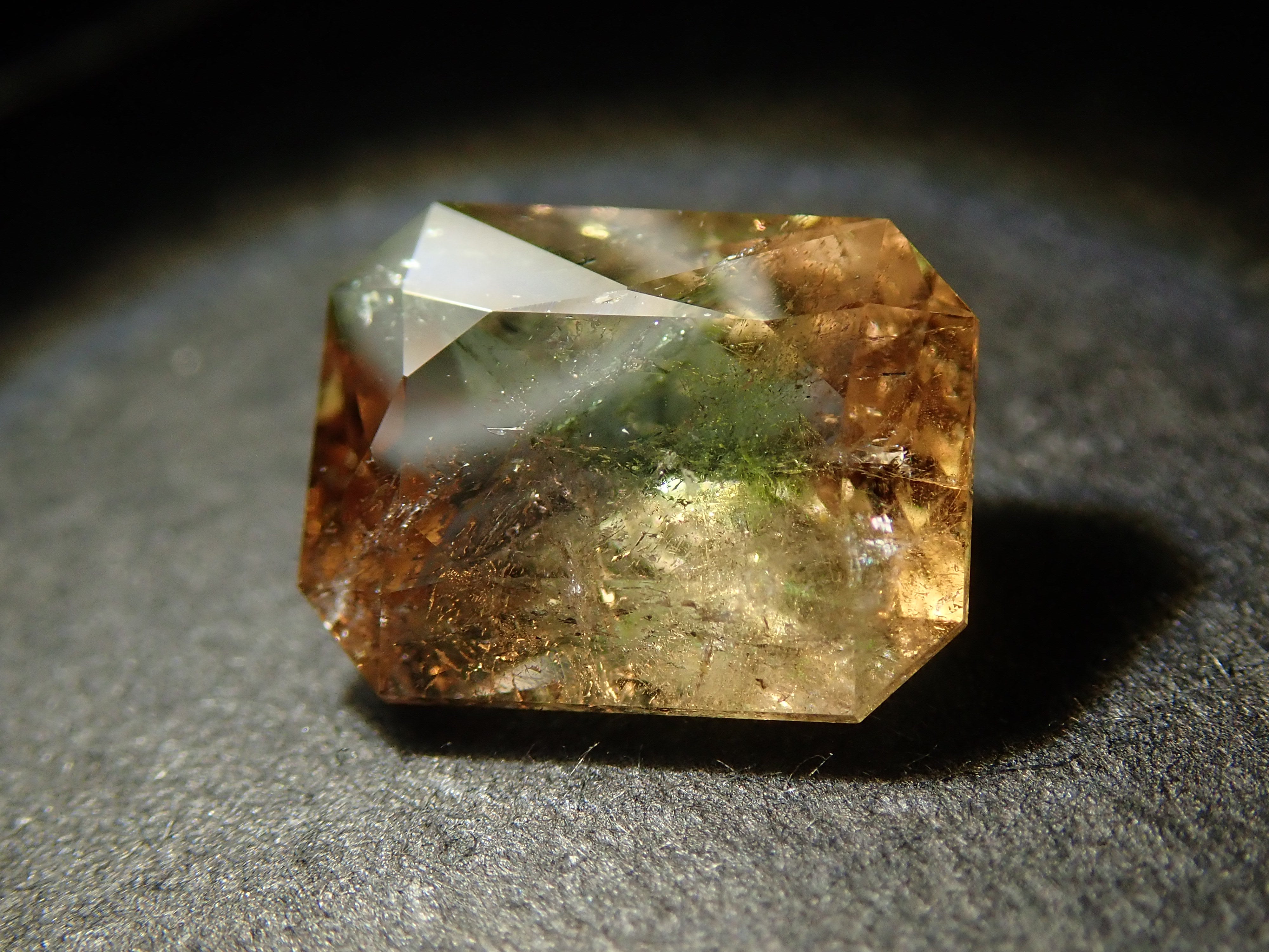 パキスタン産アキシナイト（グリーンティント） 1.476ctルース