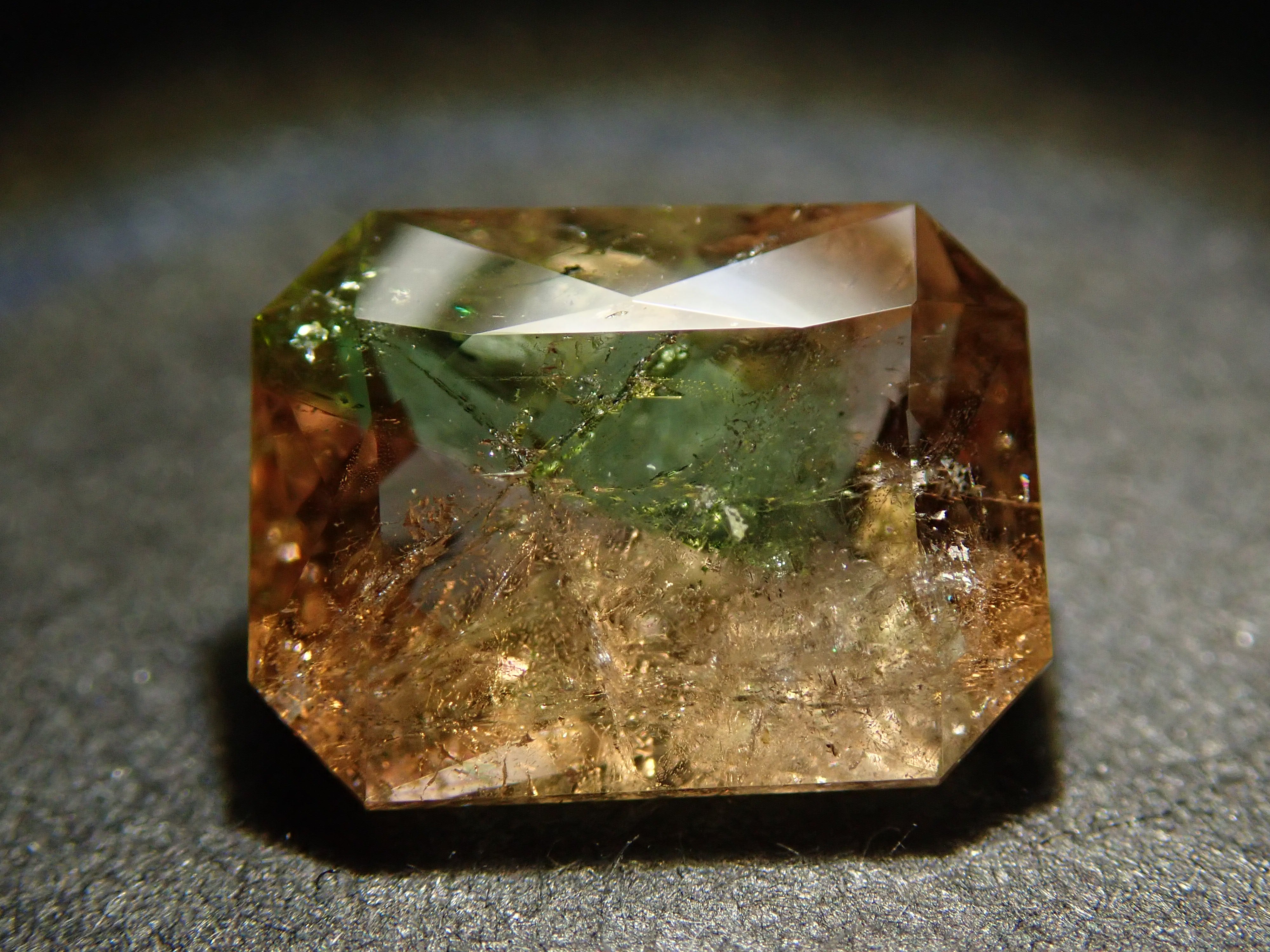 パキスタン産アキシナイト（グリーンティント） 1.476ctルース