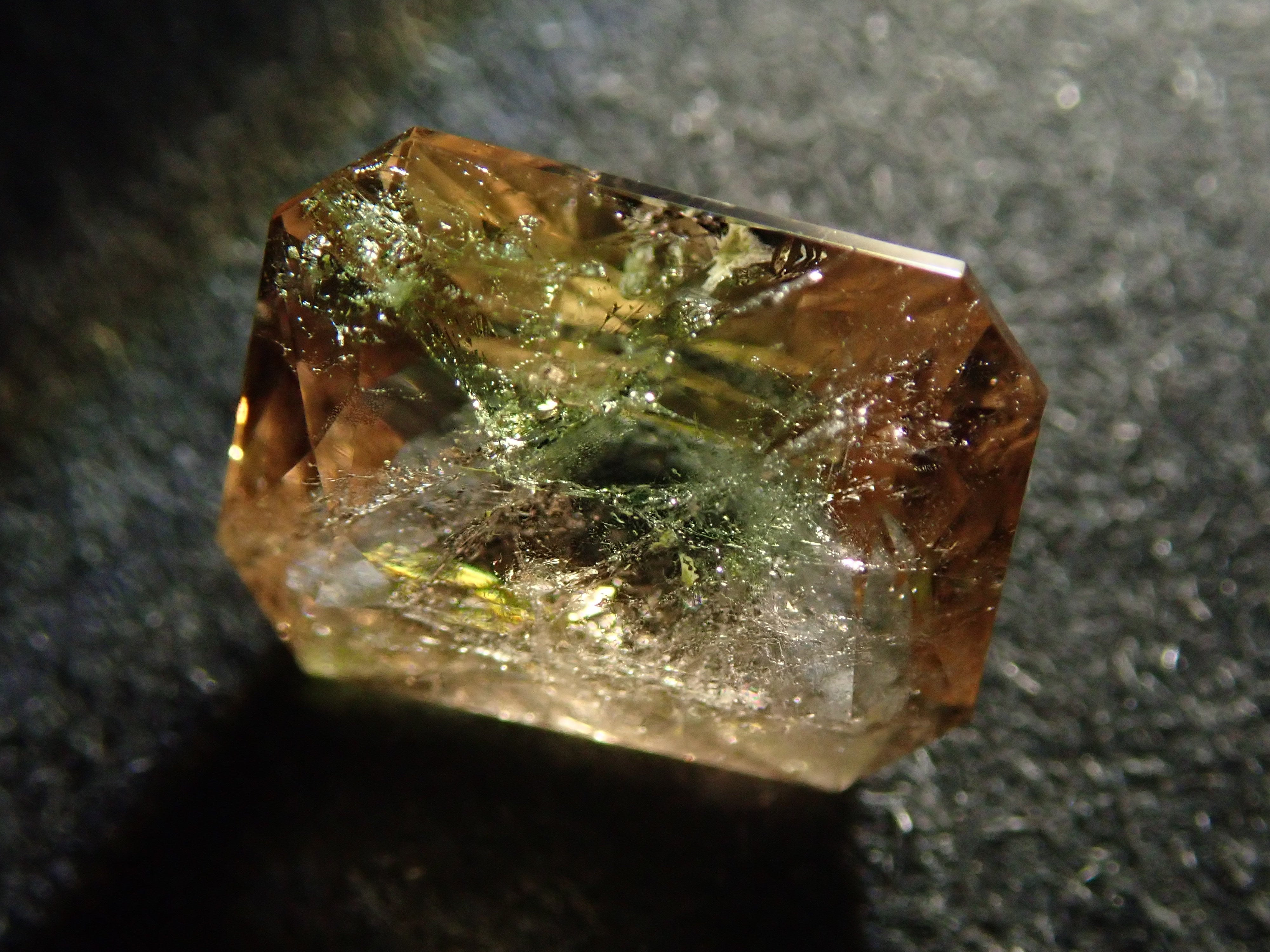 パキスタン産アキシナイト（グリーンティント） 1.476ctルース