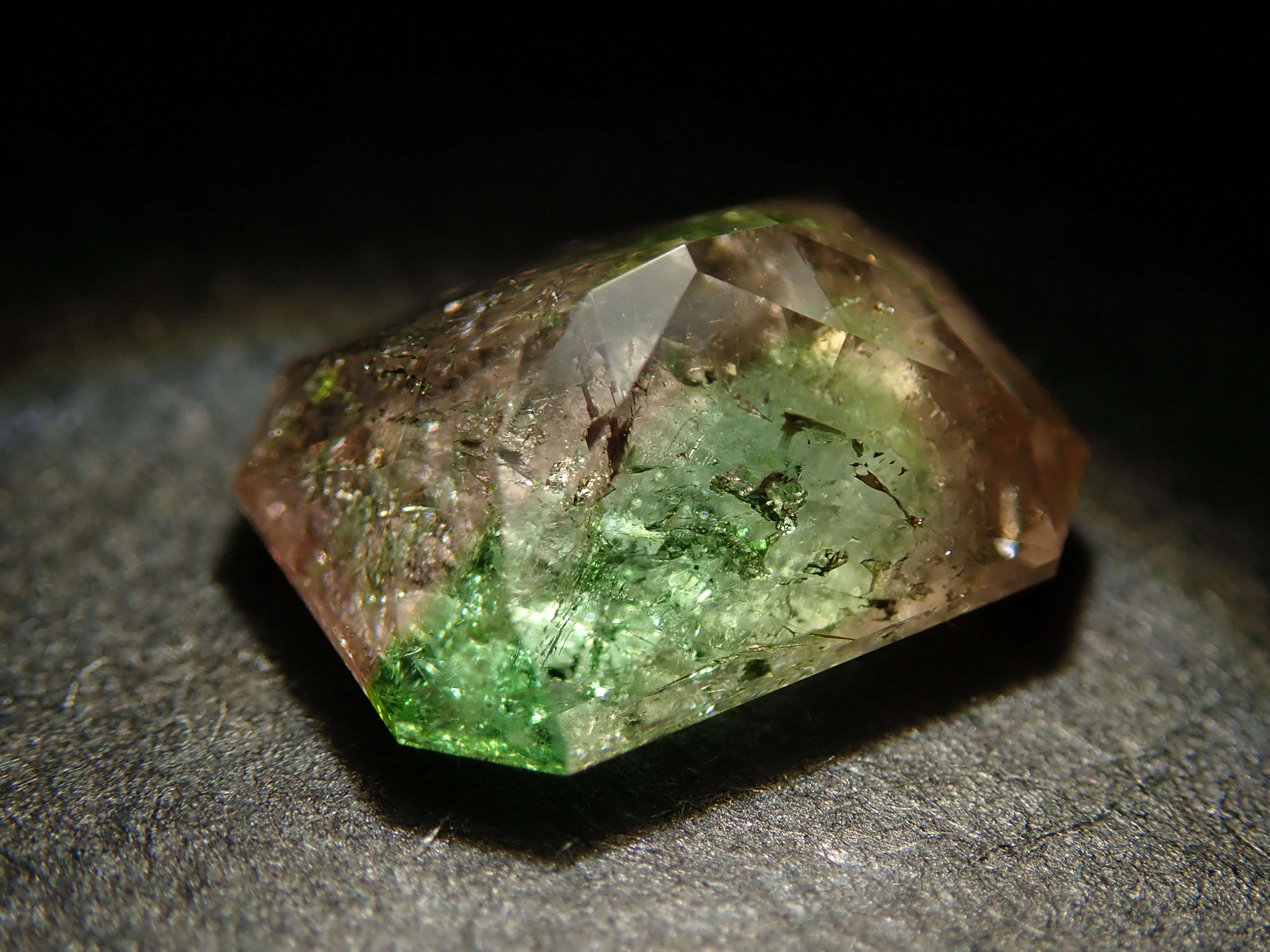 パキスタン産アキシナイト（グリーンティント） 1.476ctルース