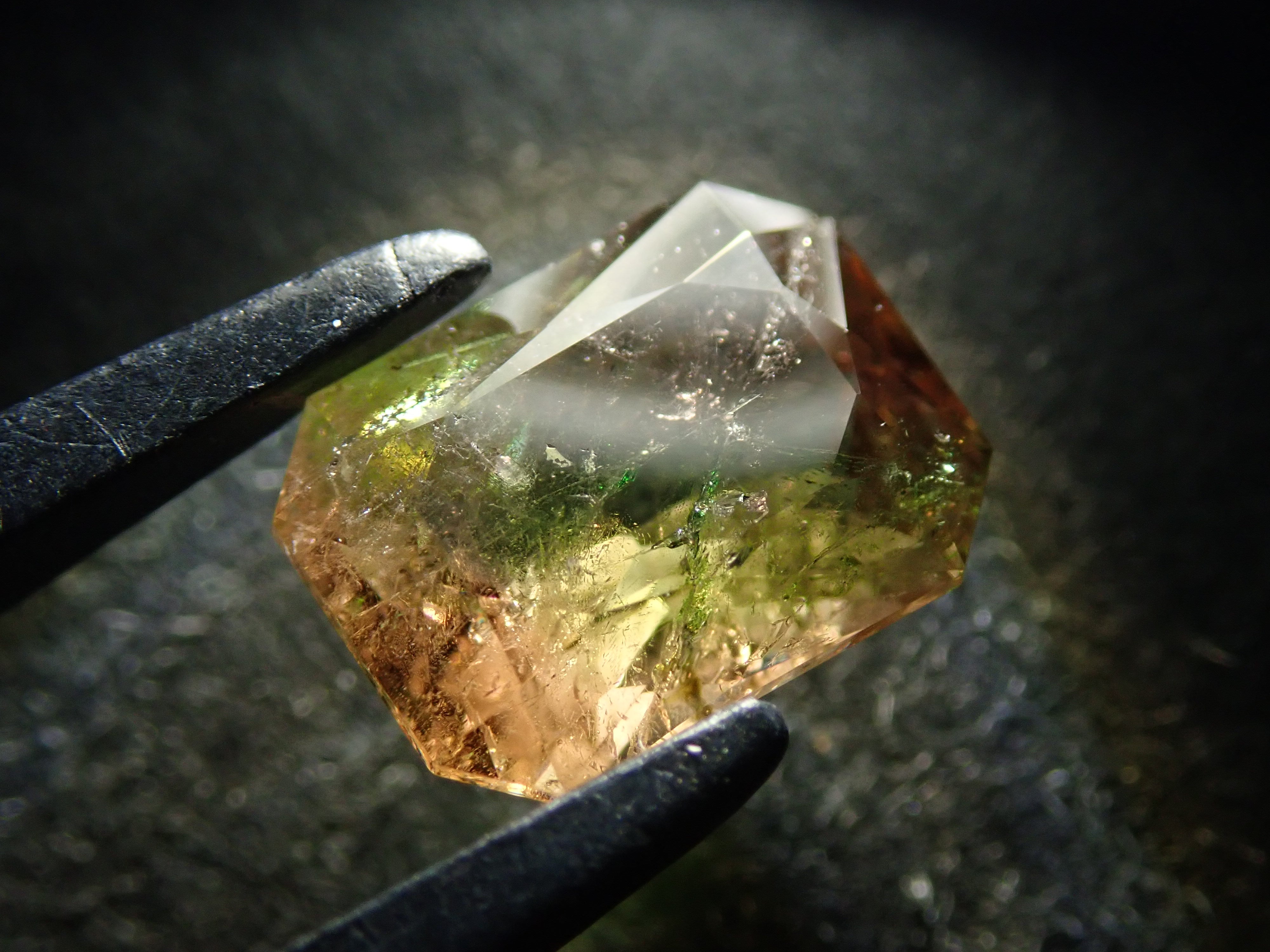 パキスタン産アキシナイト（グリーンティント） 1.476ctルース