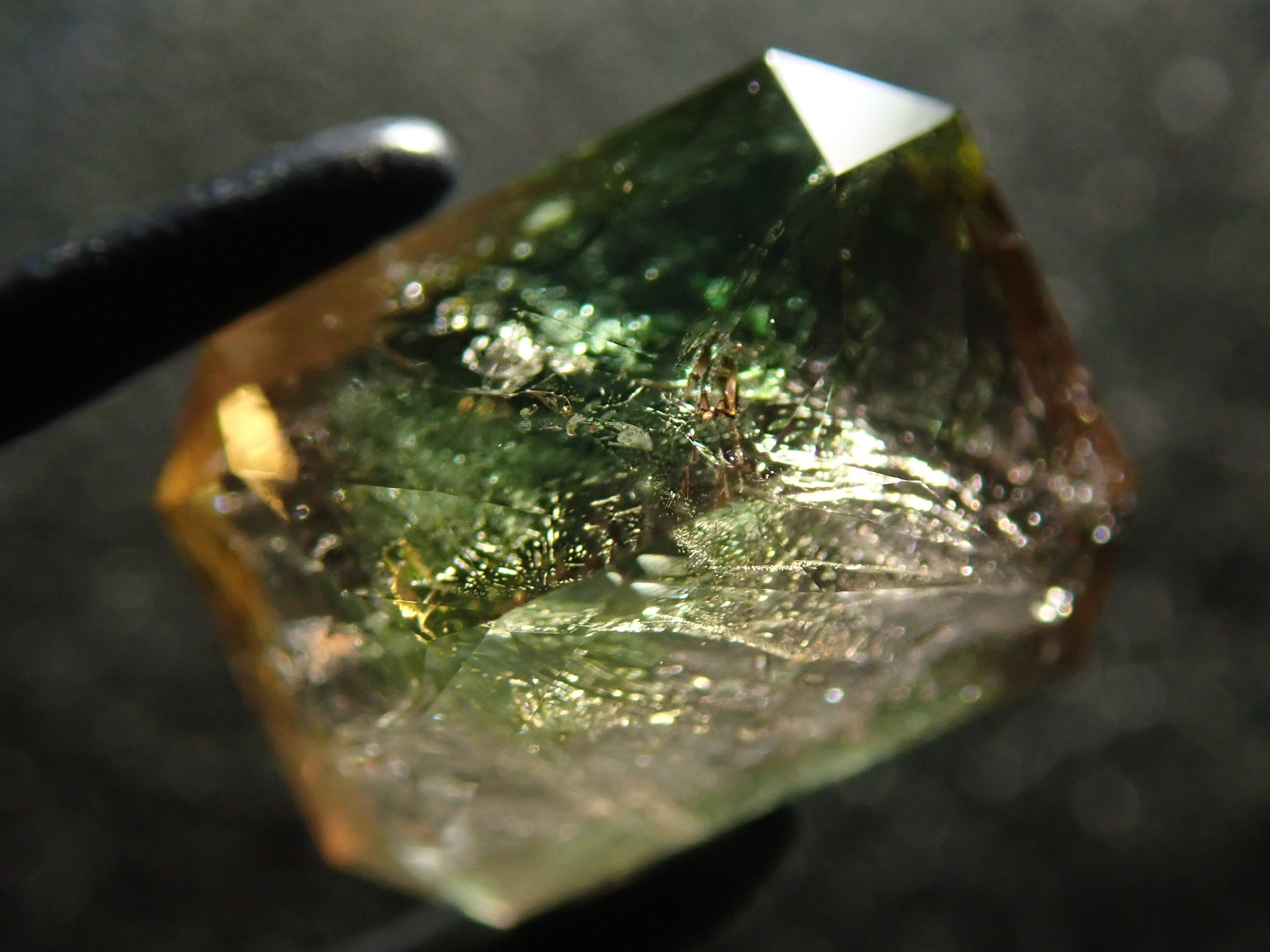 パキスタン産アキシナイト（グリーンティント） 1.476ctルース