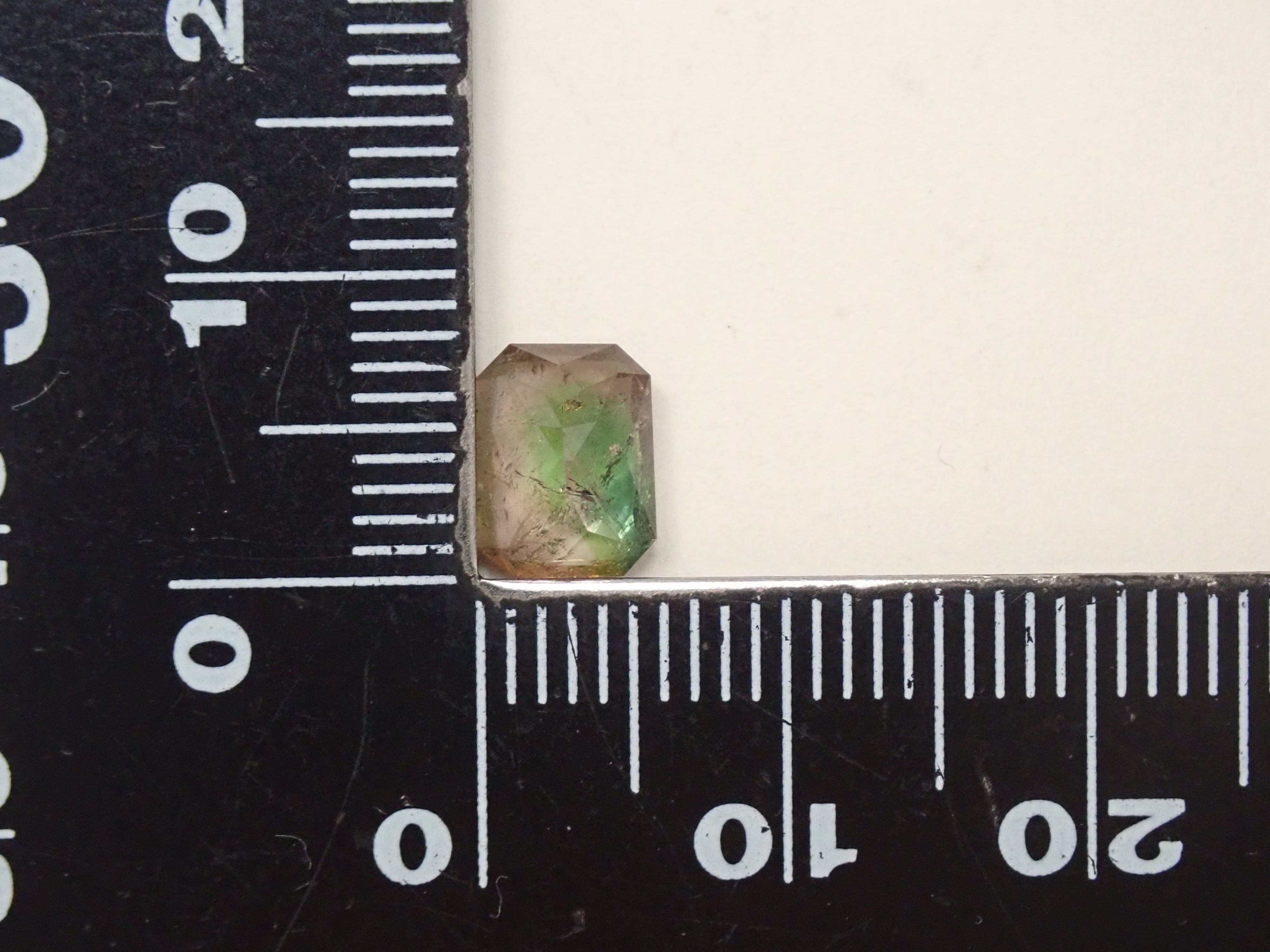 パキスタン産アキシナイト（グリーンティント） 1.476ctルース