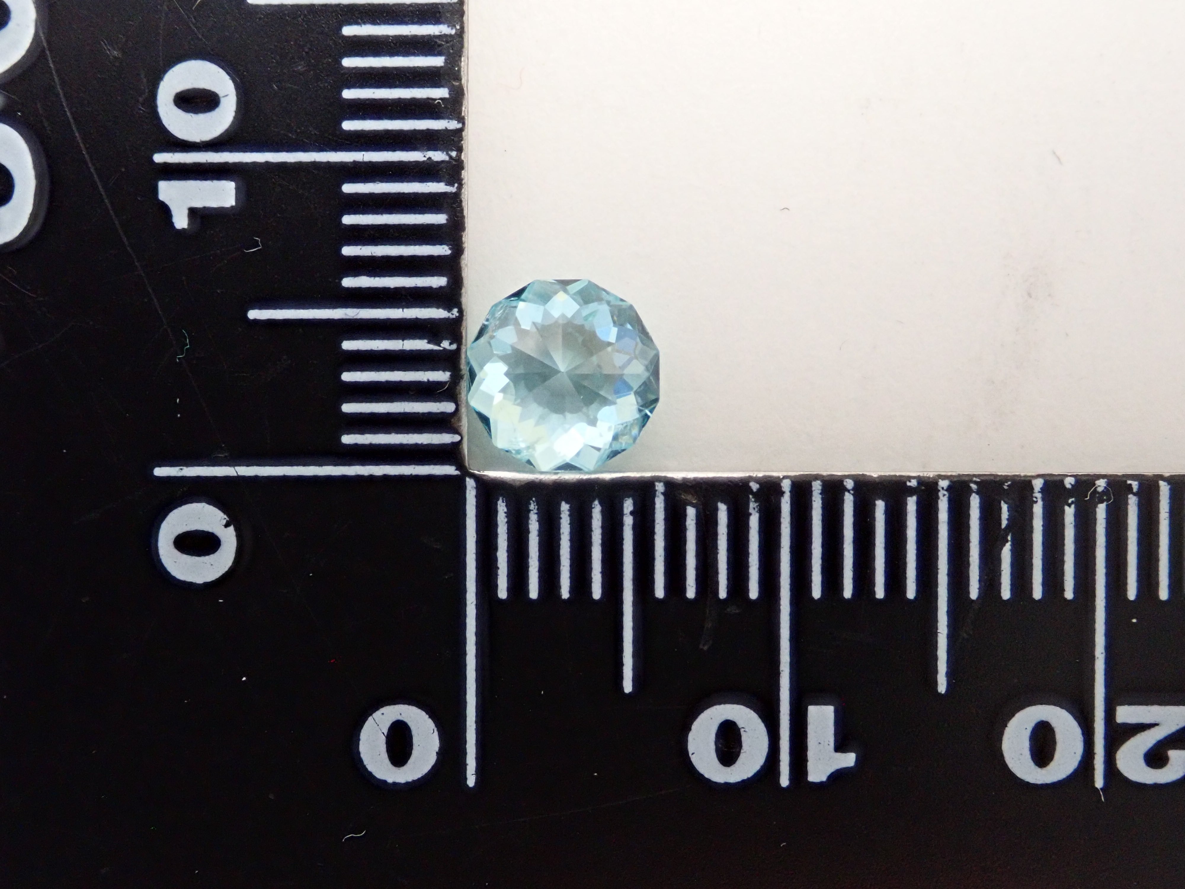 マダガスカル産アパタイト 6.0mm/0.901ctルース