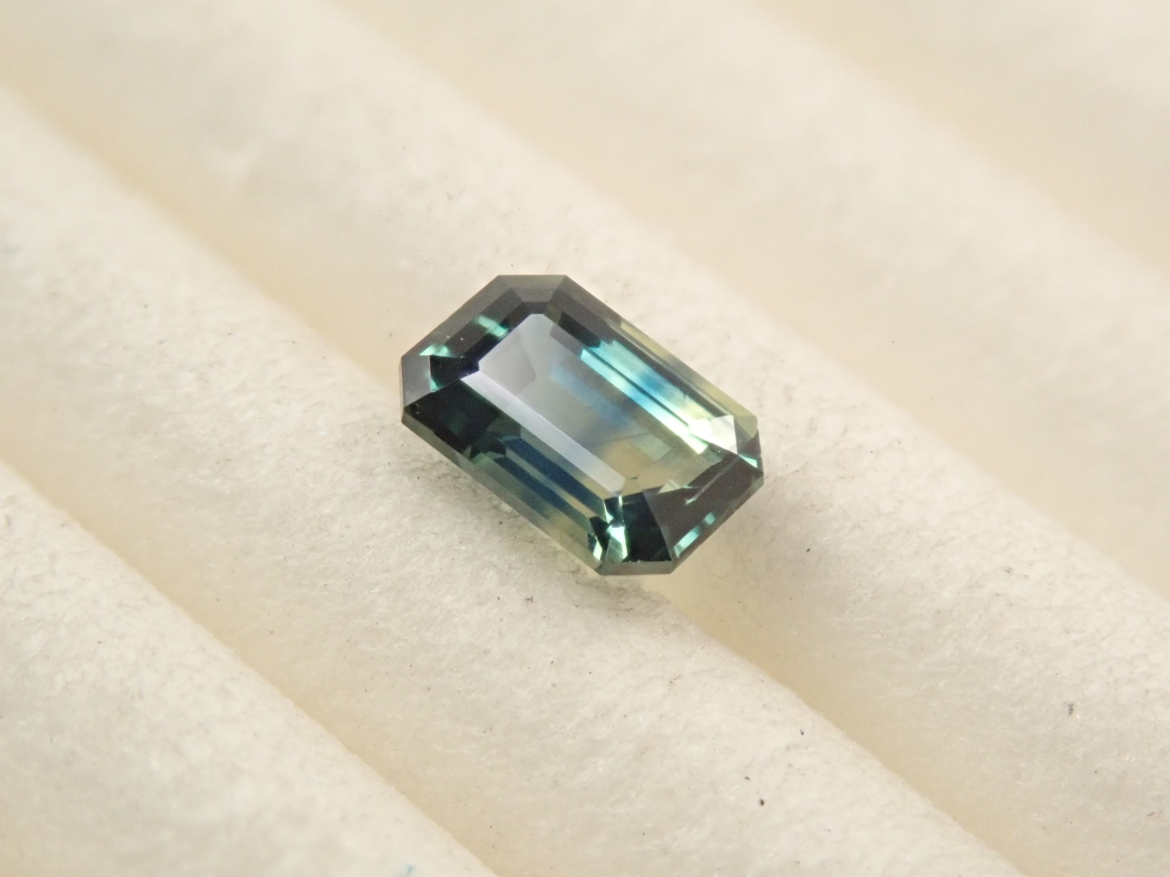 【11/1 22時販売】マダガスカル産バイカラーサファイア 0.318ctルース