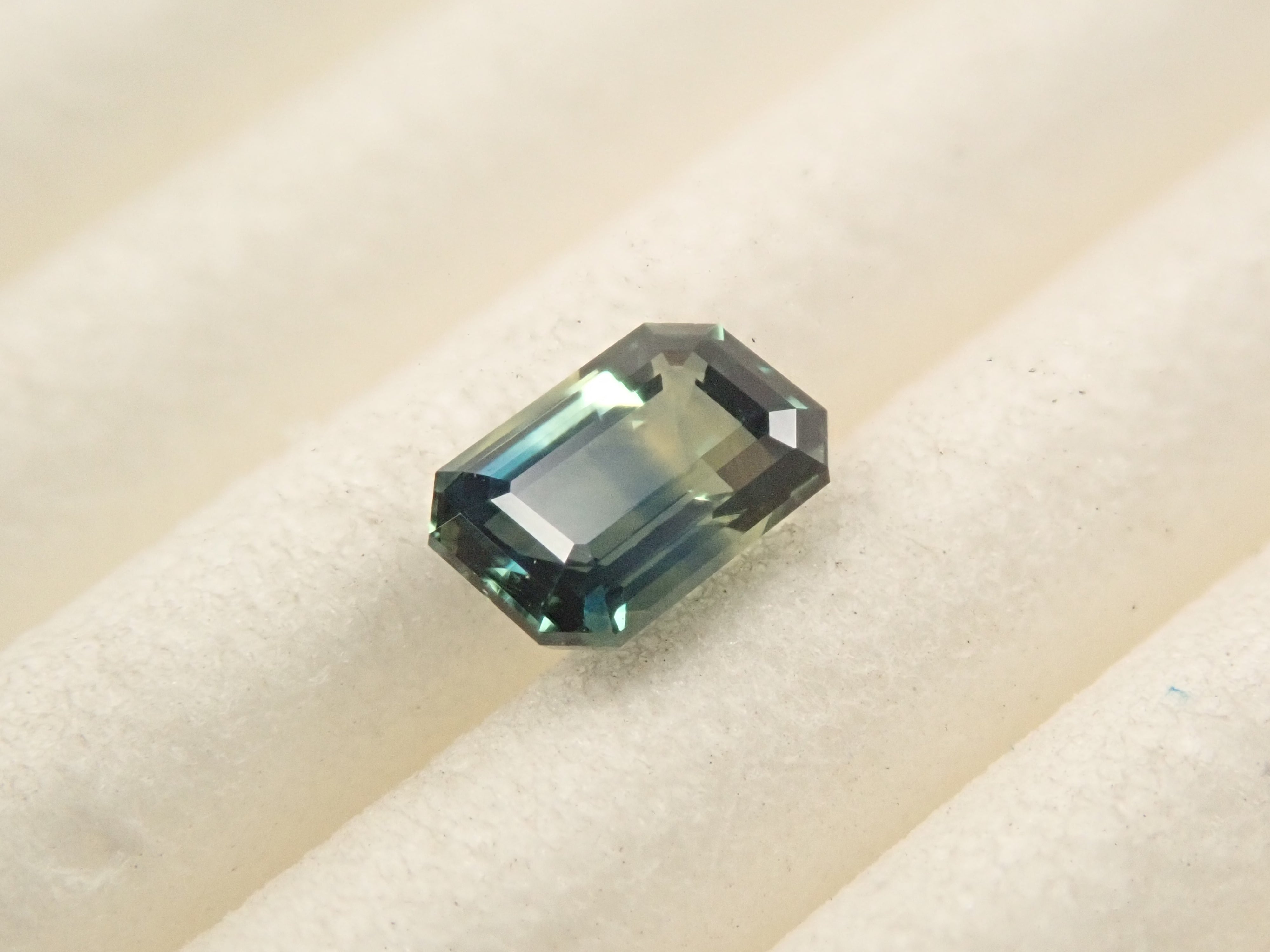 【11/1 22時販売】マダガスカル産バイカラーサファイア 0.318ctルース