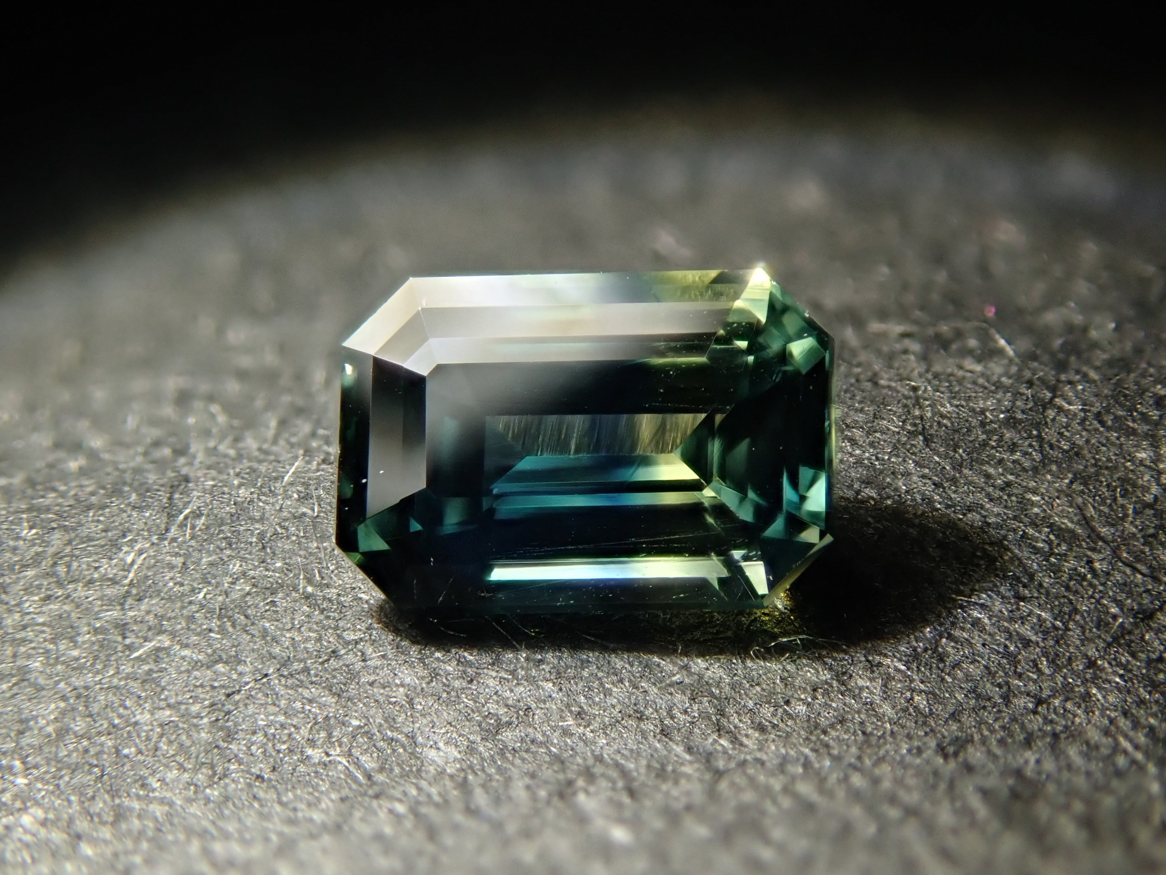 マダガスカル産バイカラーサファイア 0.318ctルース