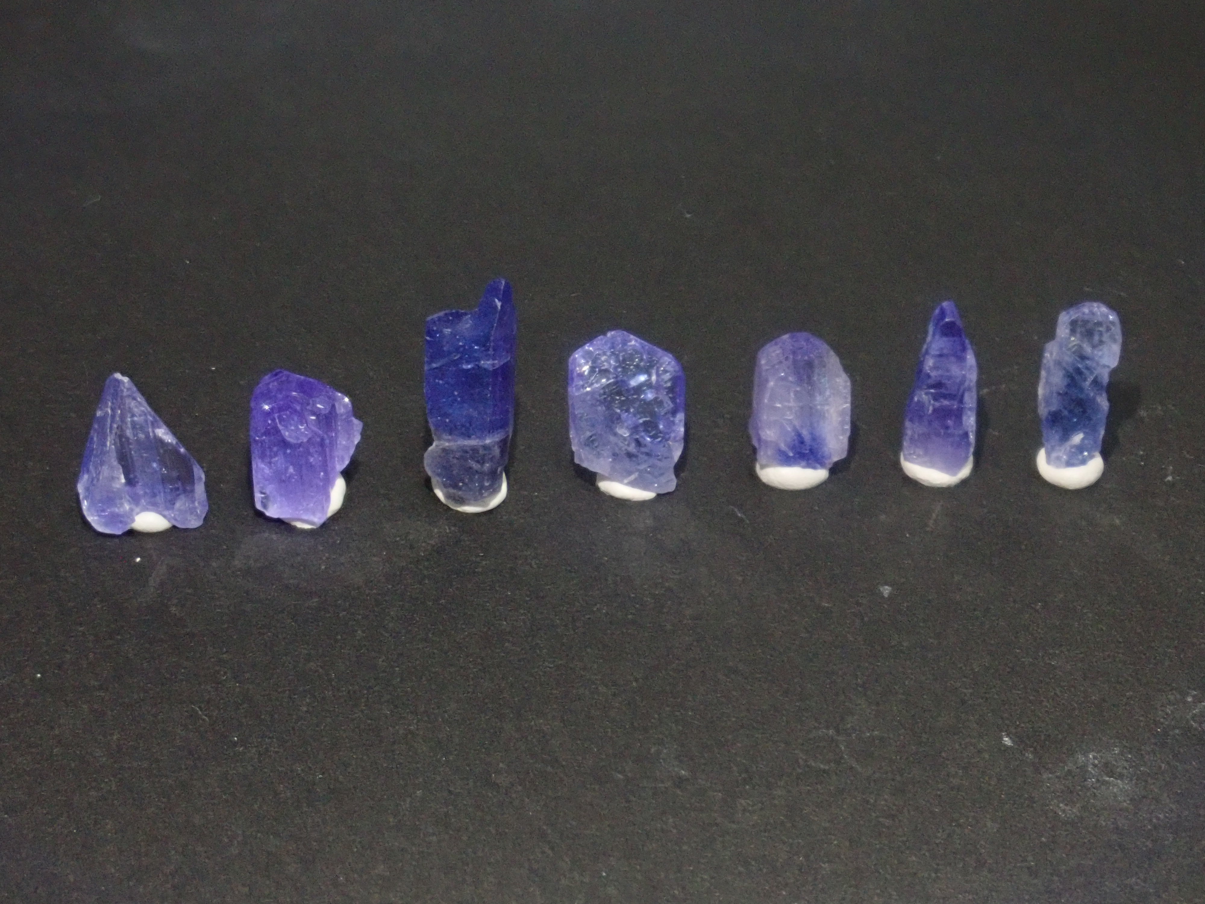 【11/2 22時販売開始】《限定10石》バイカラーピンクタンザナイト原石含むタンザナイト原石ガチャ（平均4.2ct）《複数購入割引有》　