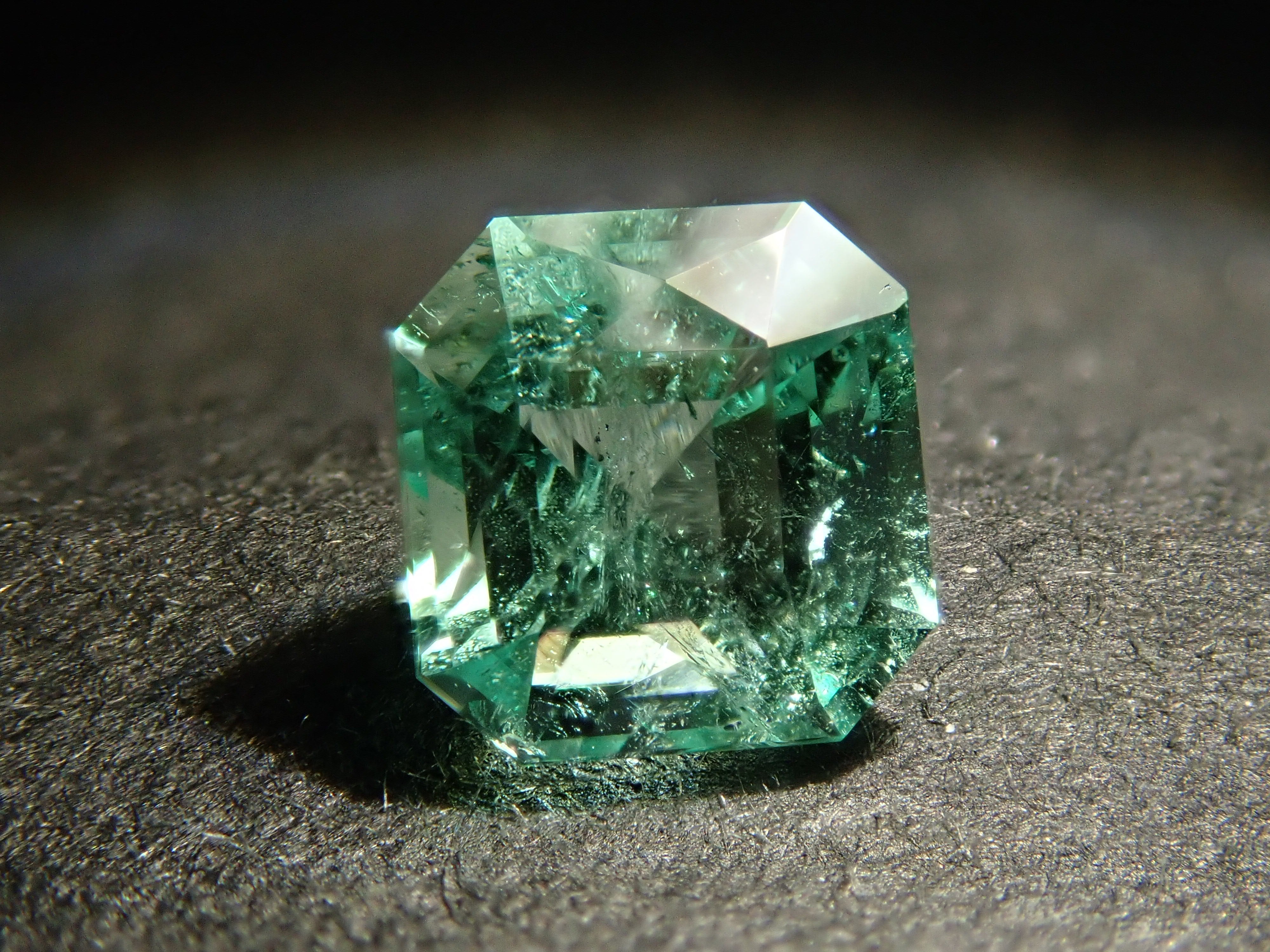 Brazilian mint-colored emerald 0.491ct loose stone