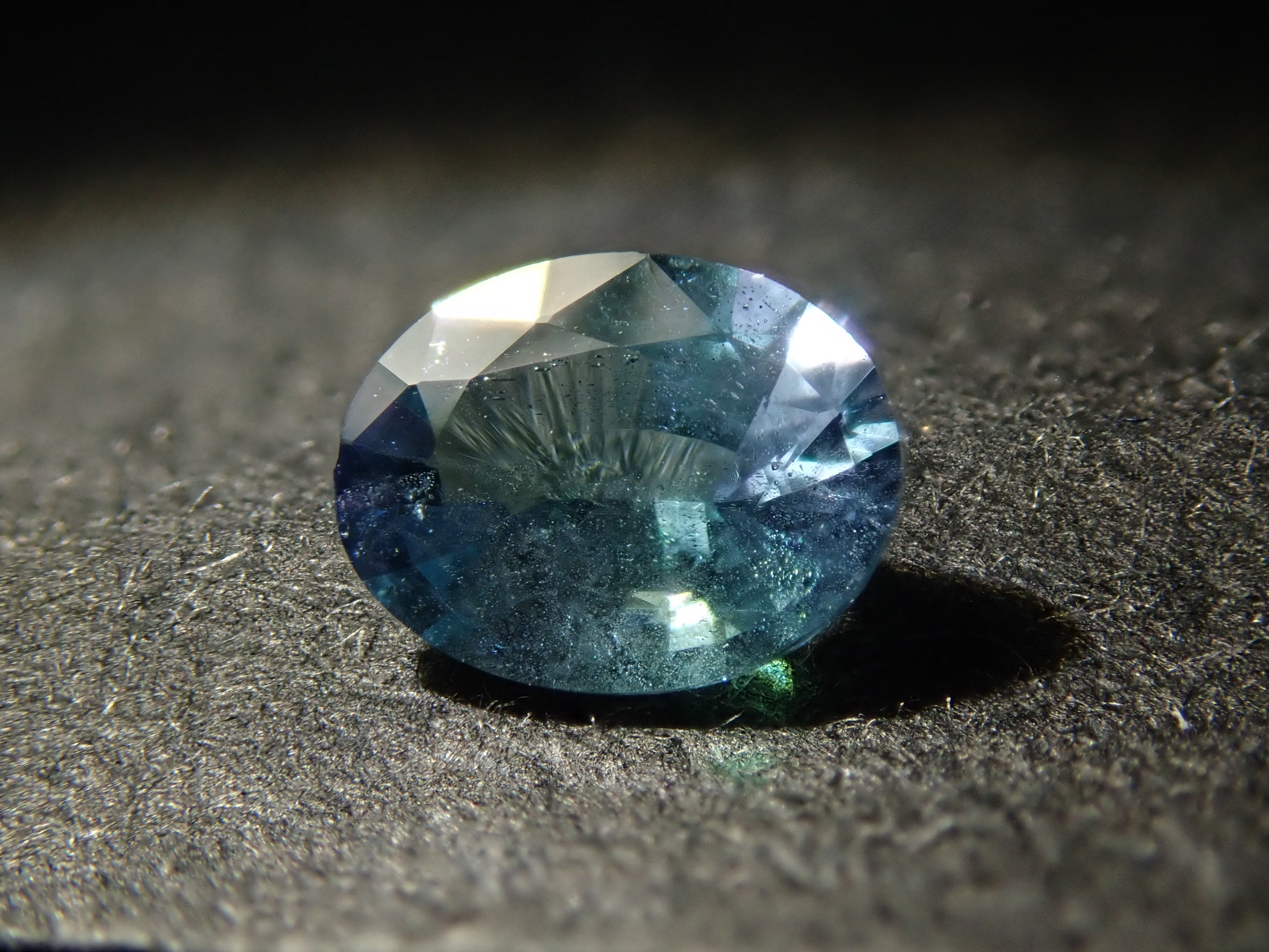 タンザニア産コーネルピン 0.241ctルース