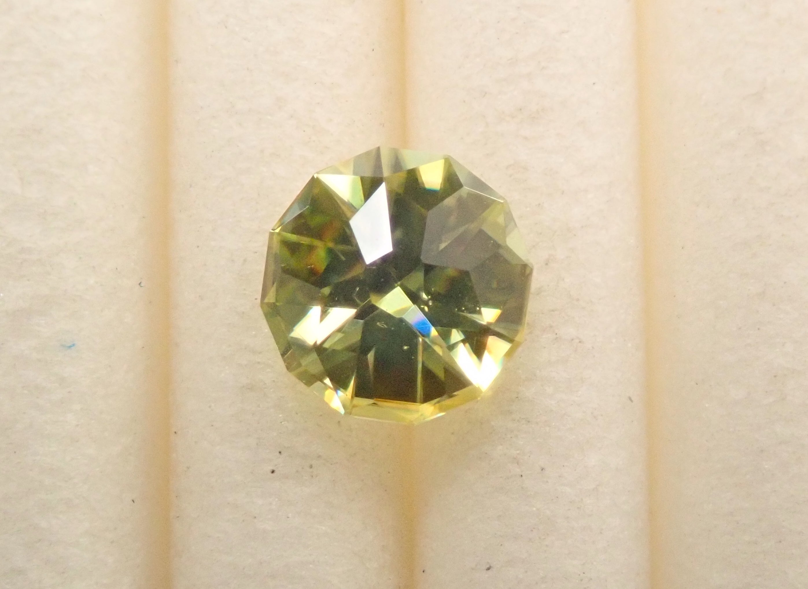 ジンバブエ産スフェーン 4.7mm/0.400ctルース