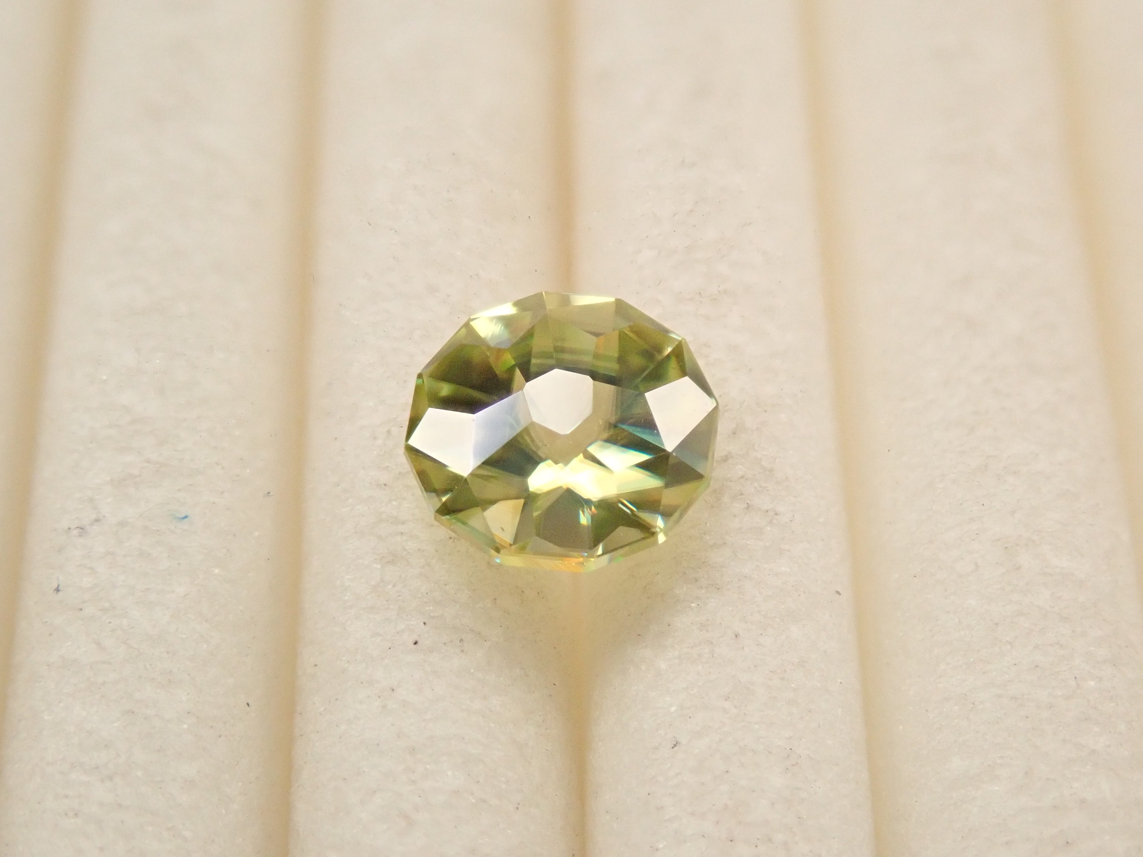 ジンバブエ産スフェーン 4.7mm/0.400ctルース