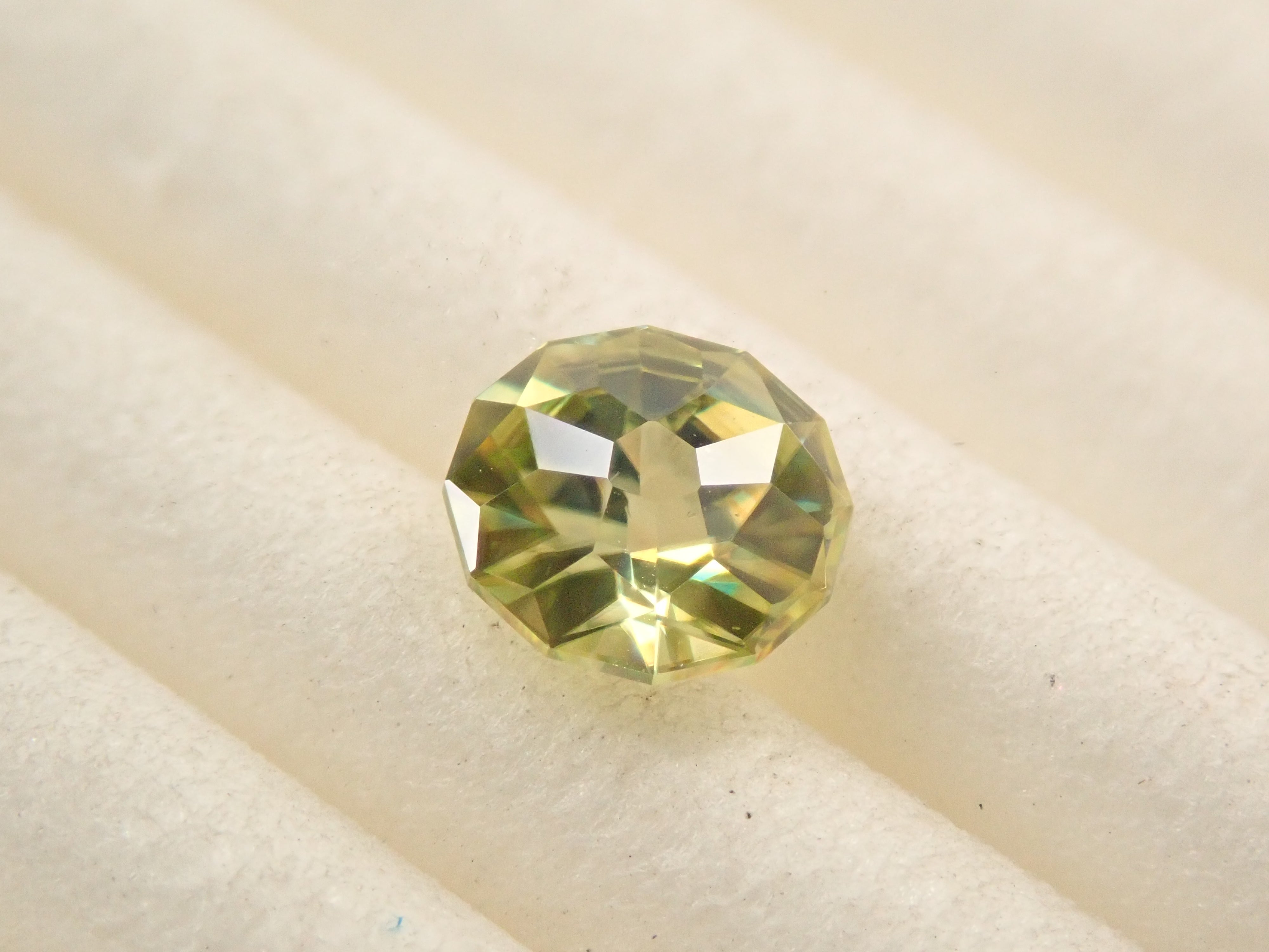 ジンバブエ産スフェーン 4.7mm/0.400ctルース