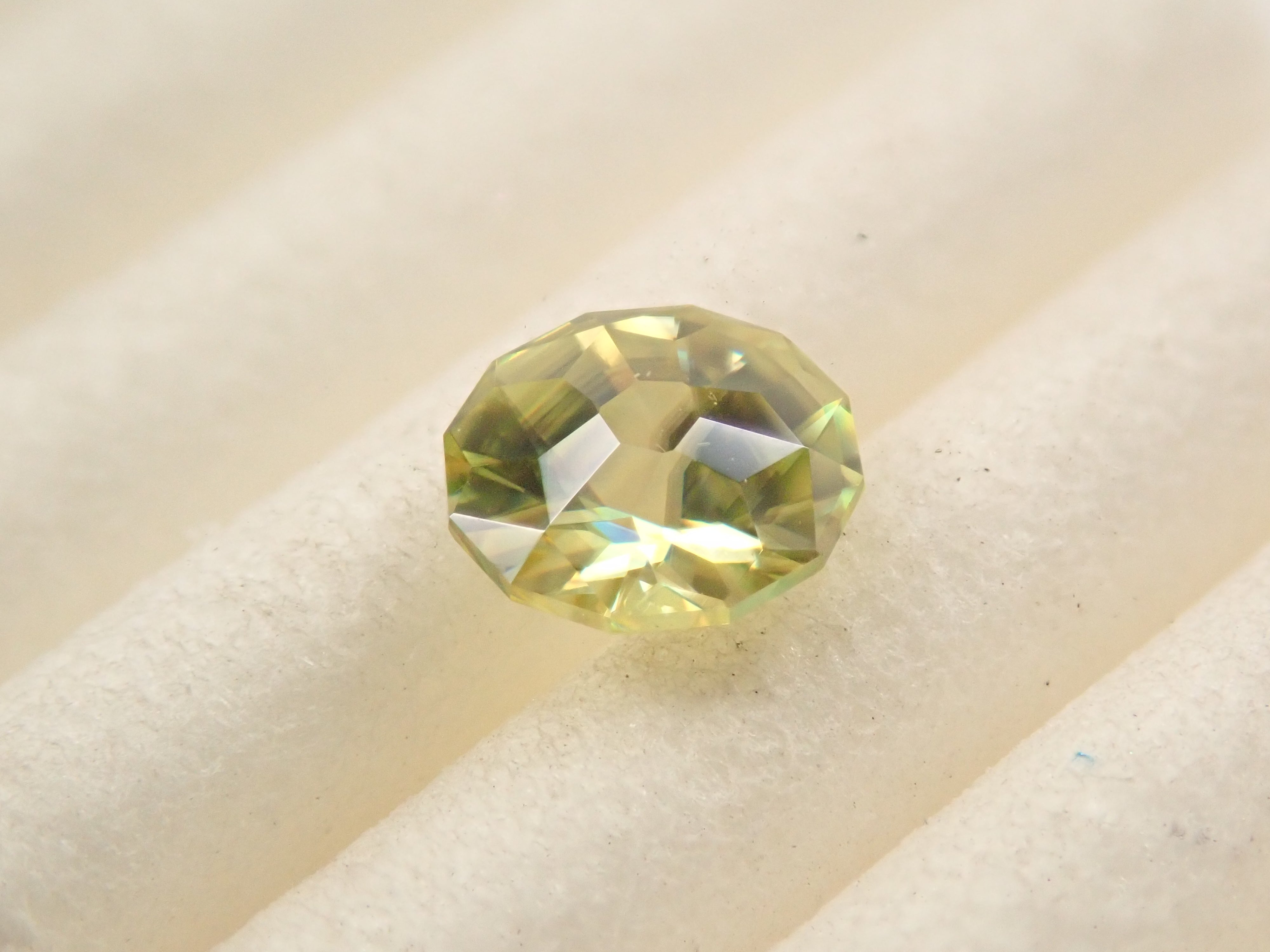 ジンバブエ産スフェーン 4.7mm/0.400ctルース