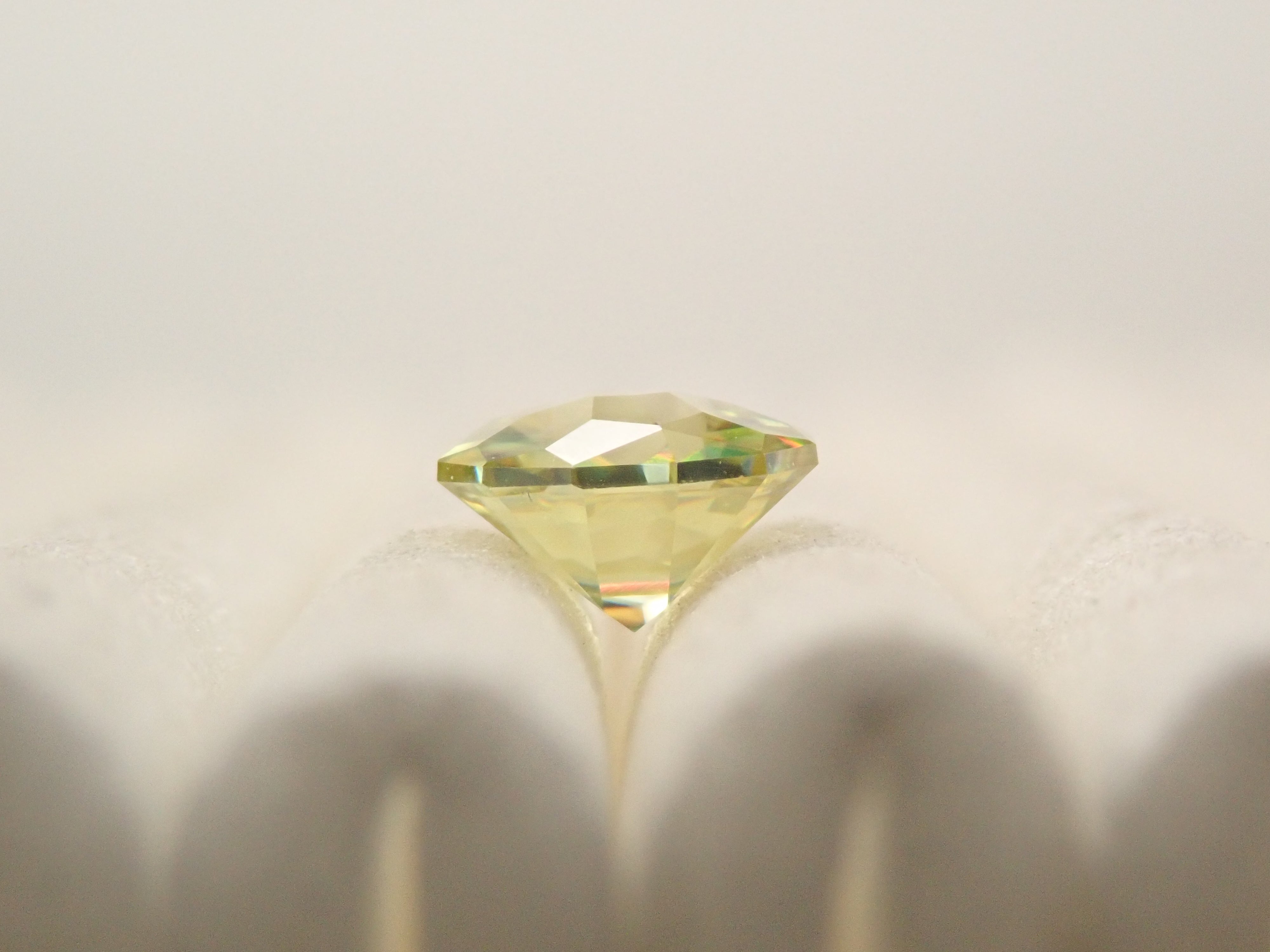 ジンバブエ産スフェーン 4.7mm/0.400ctルース