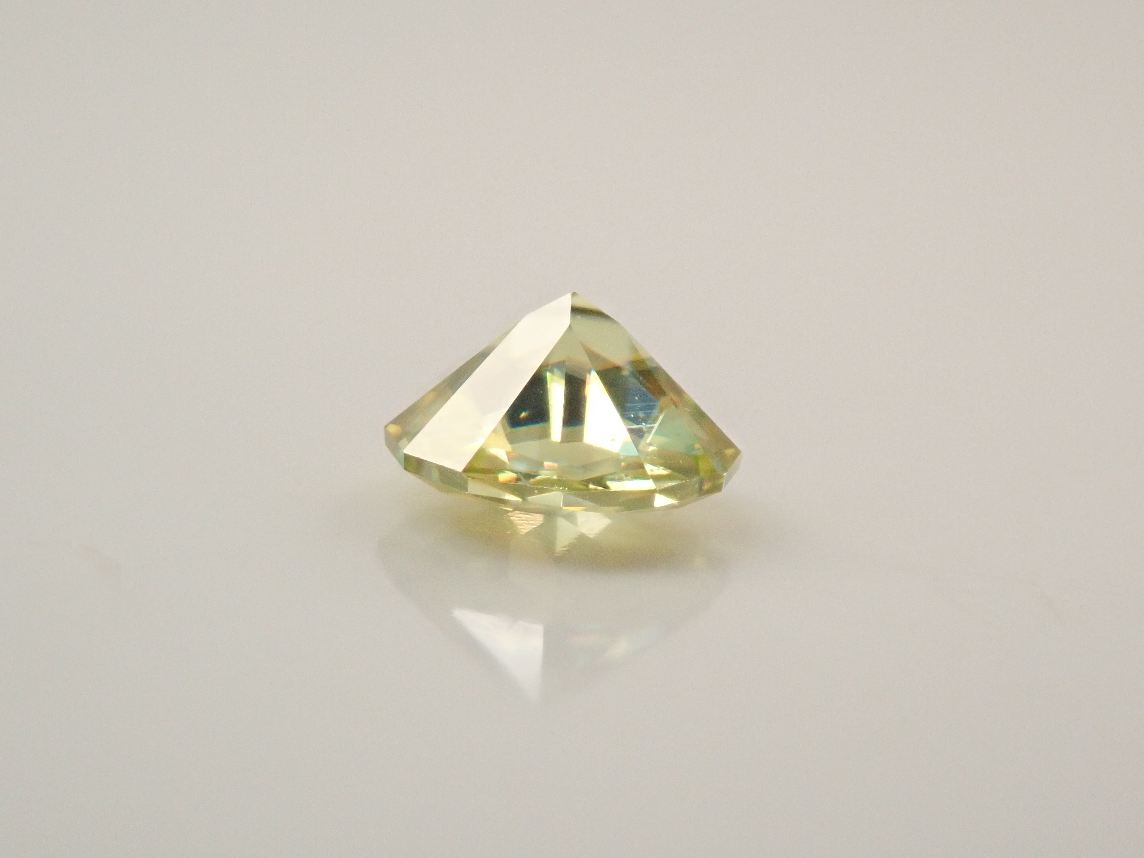 ジンバブエ産スフェーン 4.7mm/0.400ctルース