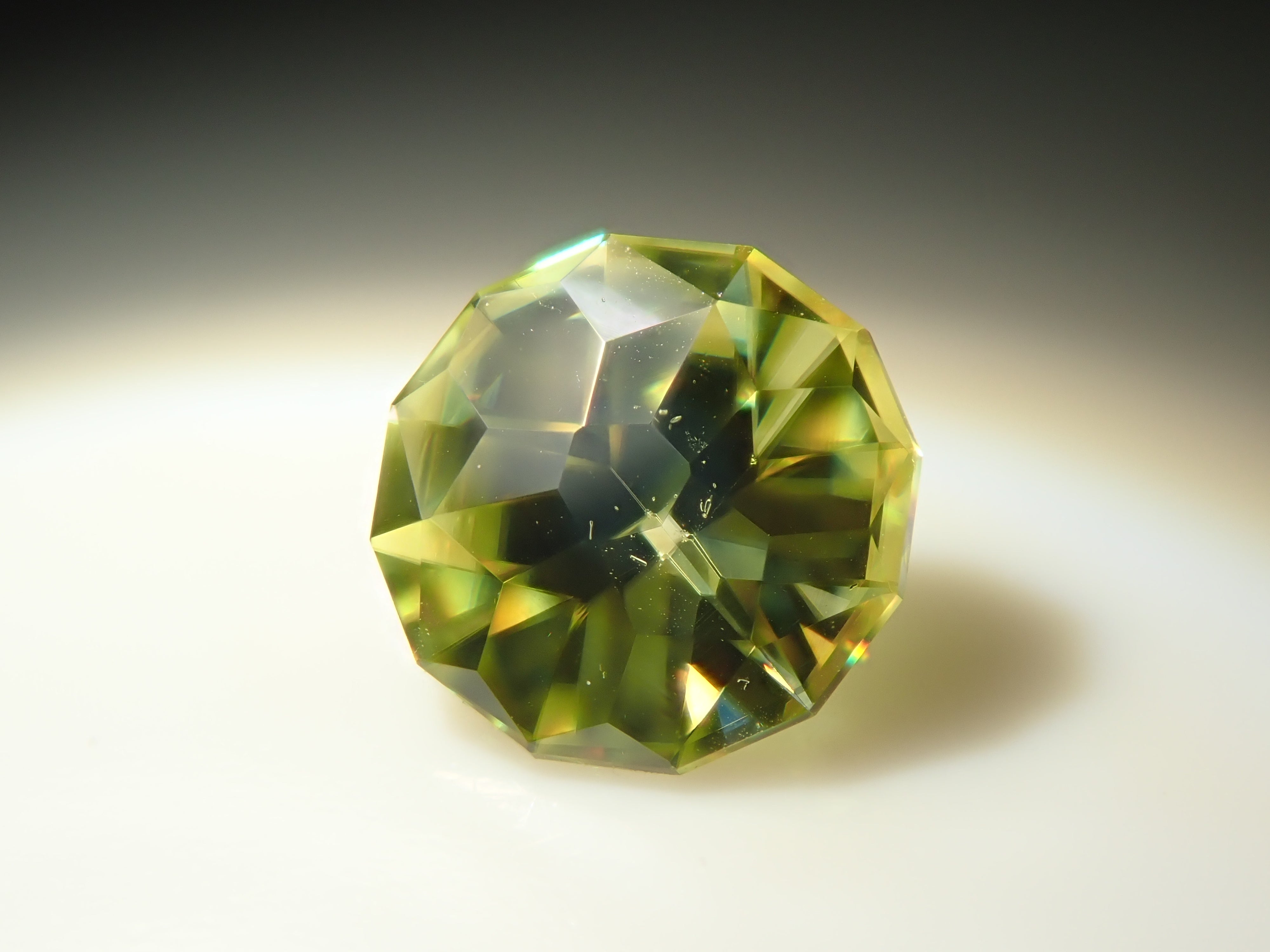 ジンバブエ産スフェーン 4.7mm/0.400ctルース