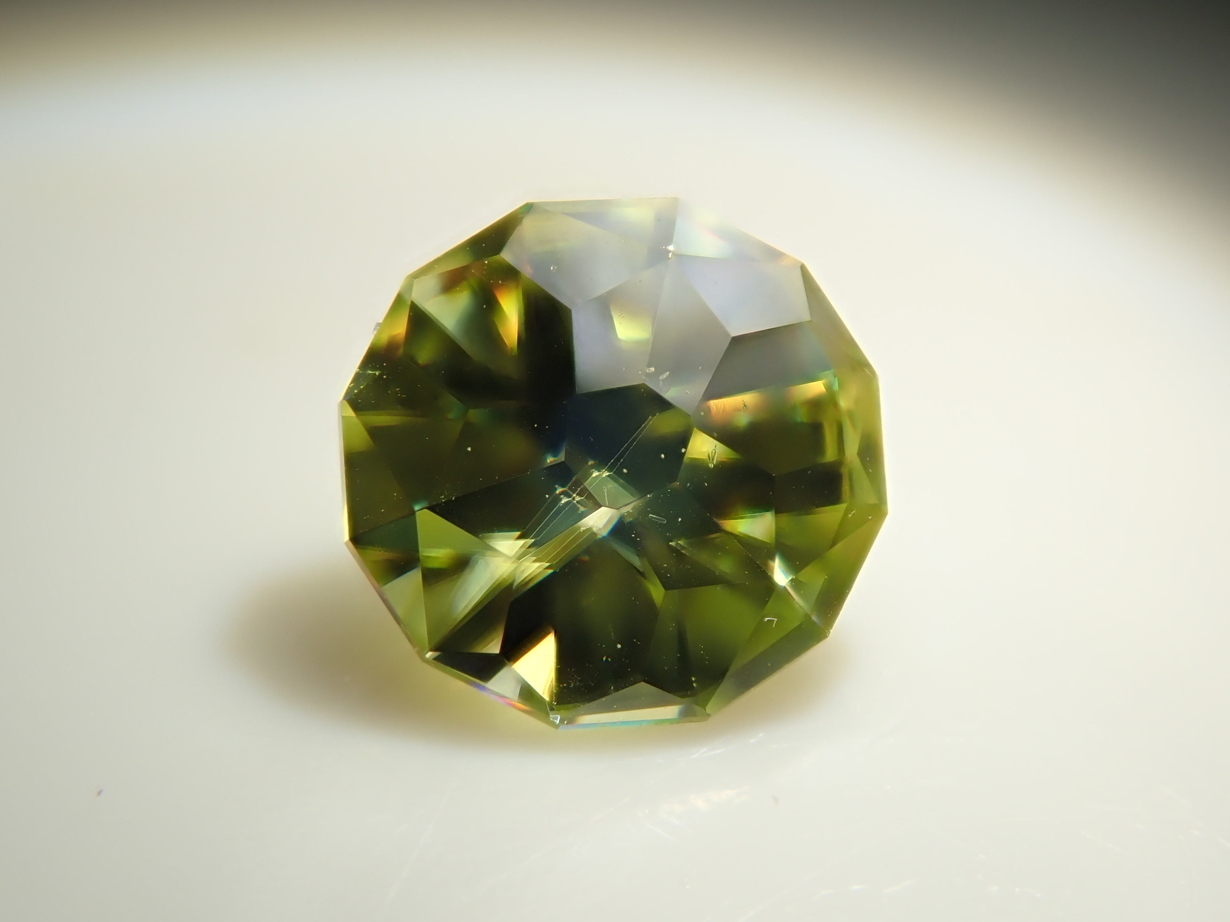 ジンバブエ産スフェーン 4.7mm/0.400ctルース