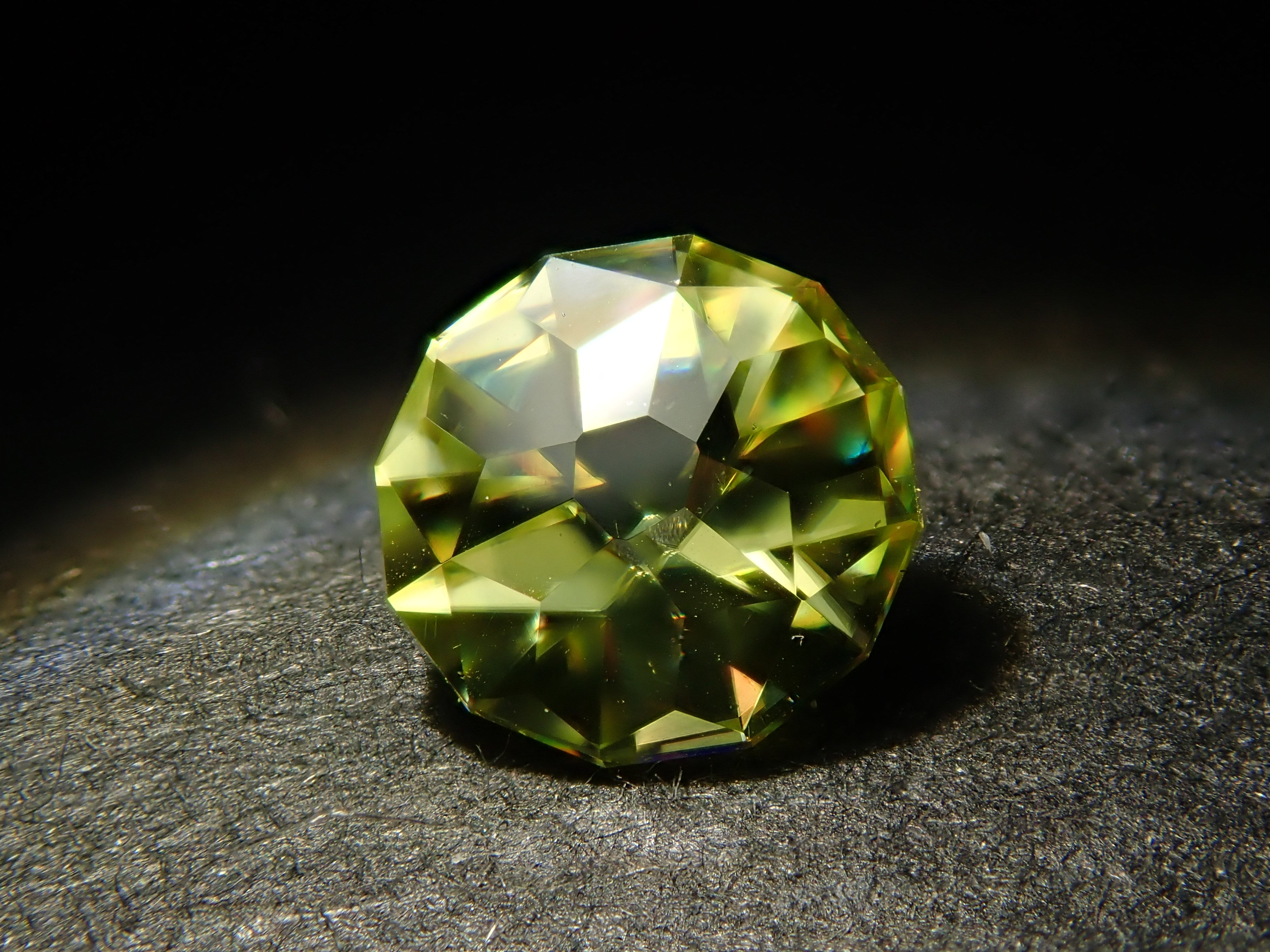 ジンバブエ産スフェーン 4.7mm/0.400ctルース