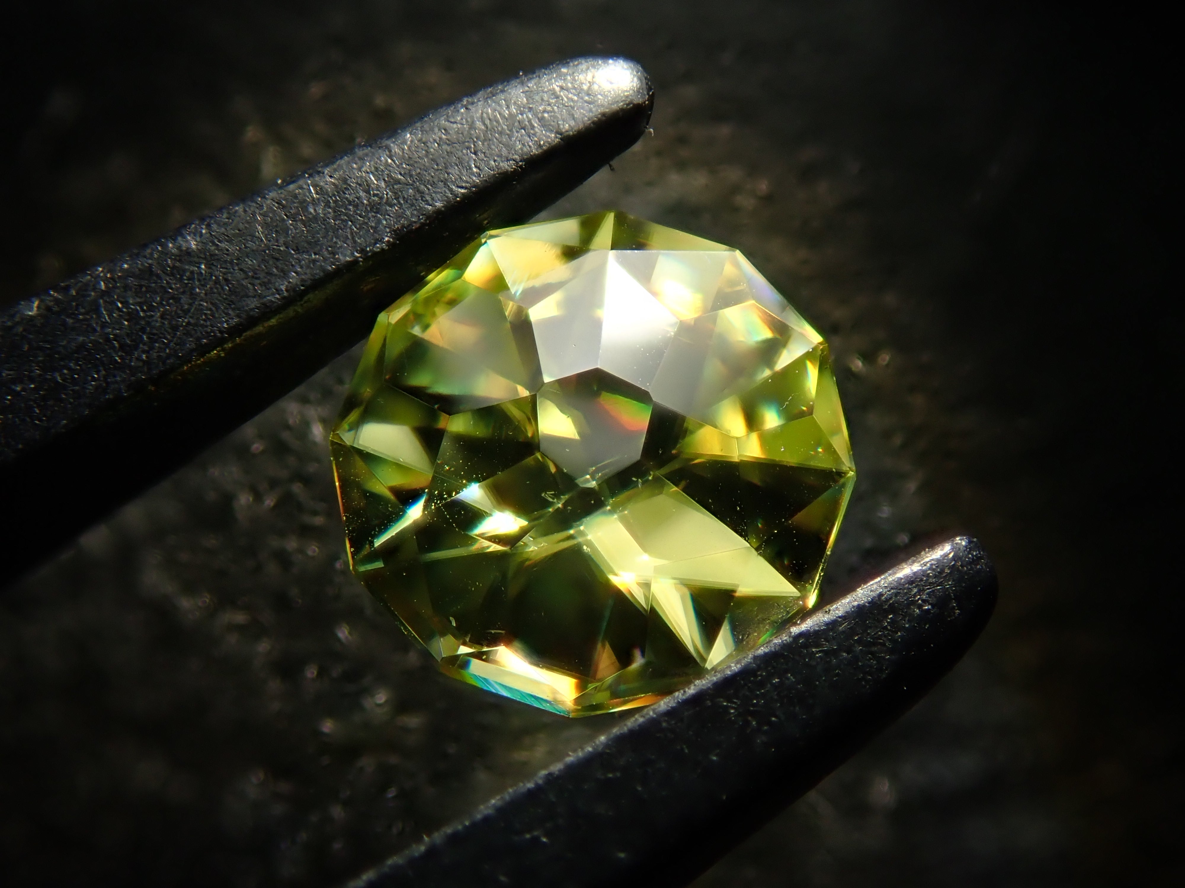 ジンバブエ産スフェーン 4.7mm/0.400ctルース