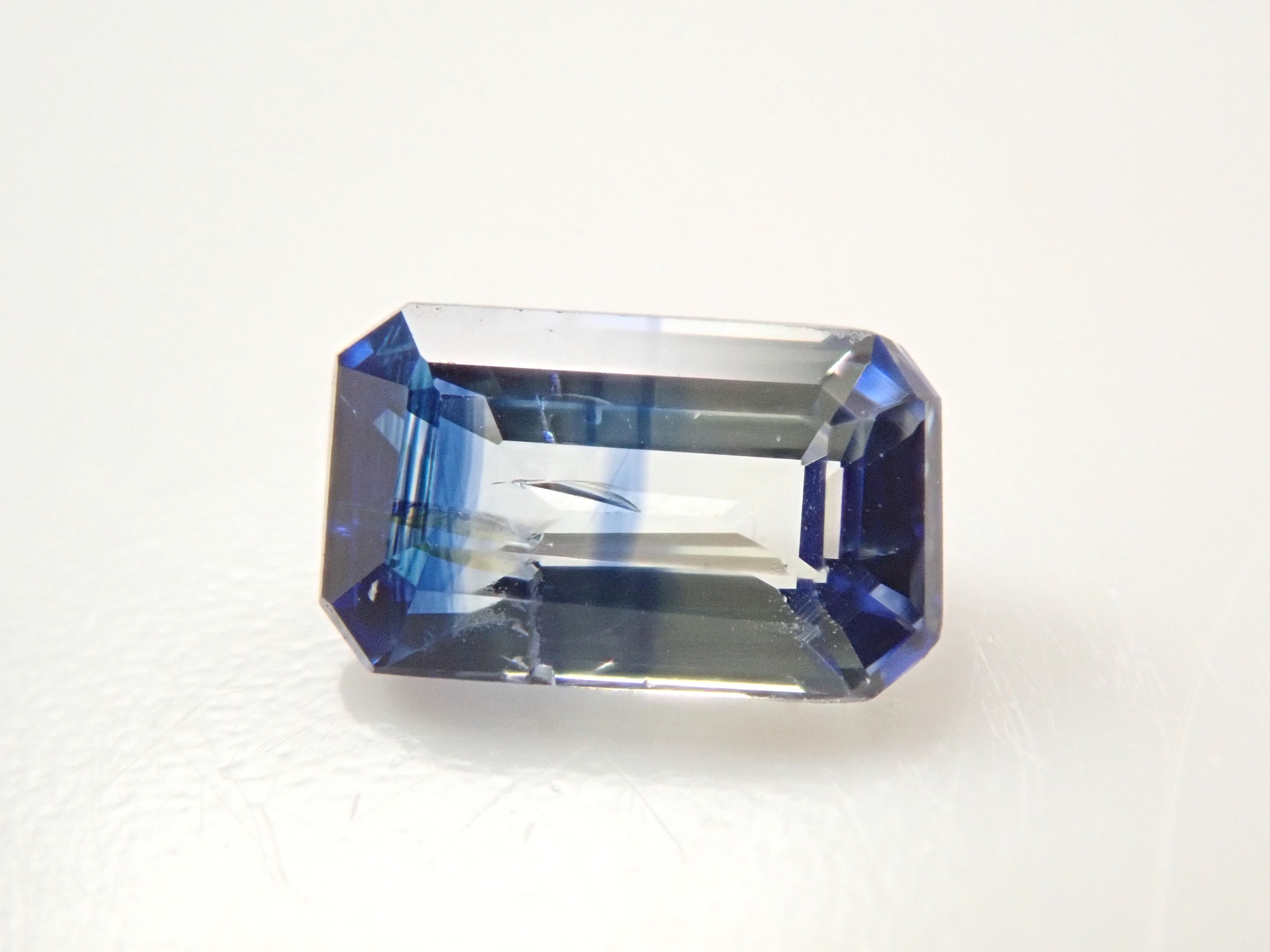 マダガスカル産バイカラーサファイア 0.266ctルース