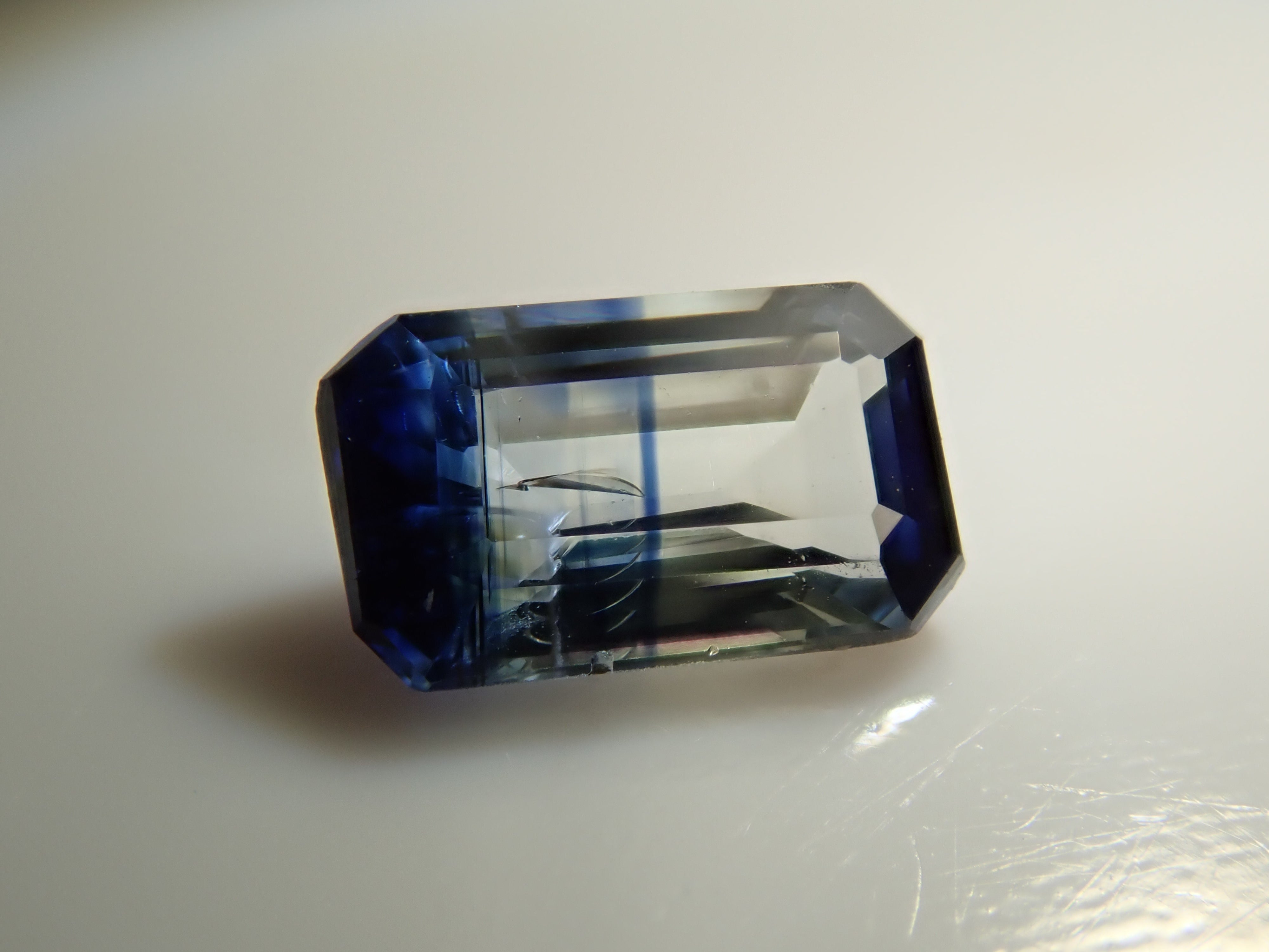 マダガスカル産バイカラーサファイア 0.266ctルース
