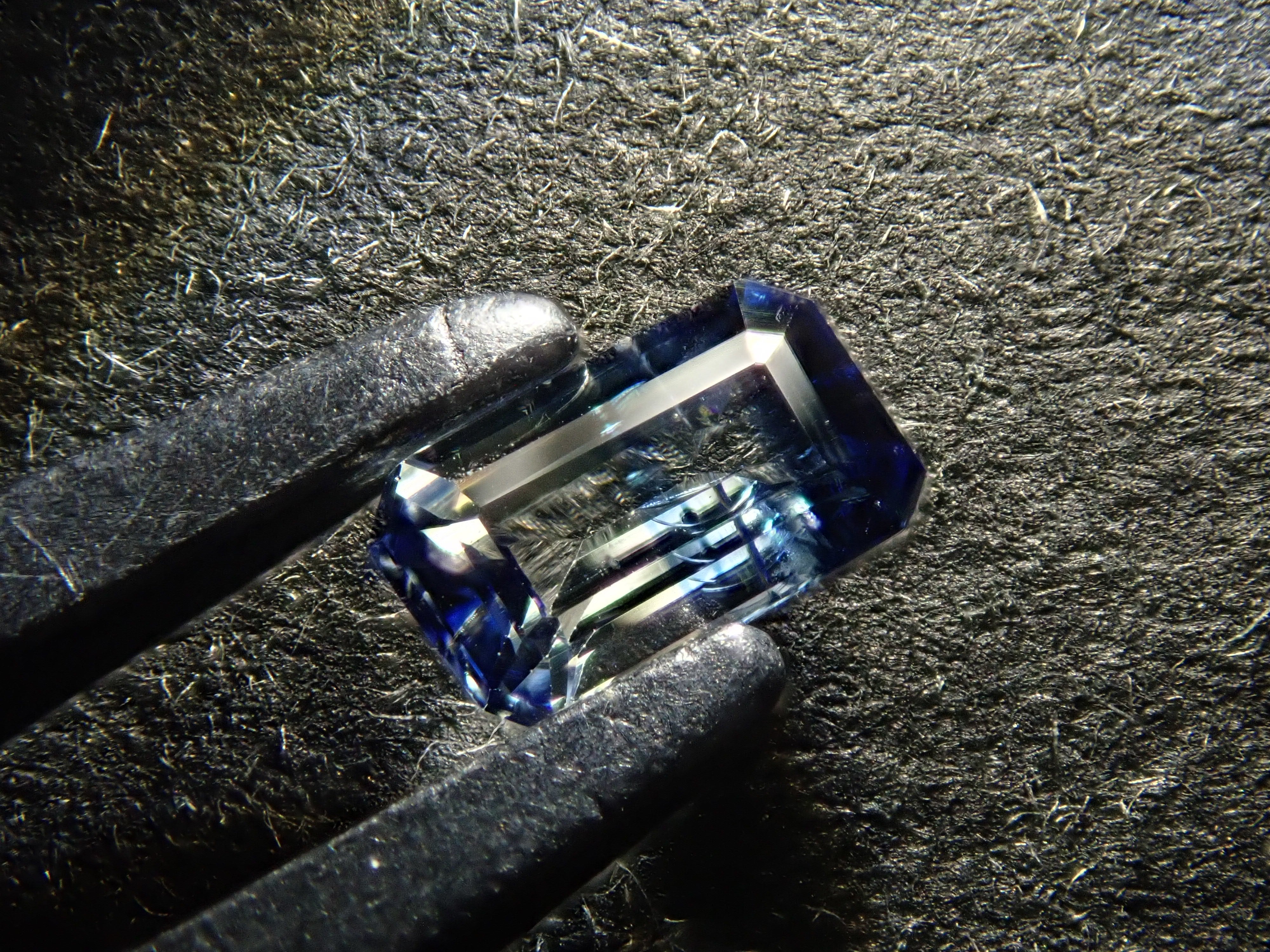 マダガスカル産バイカラーサファイア 0.266ctルース