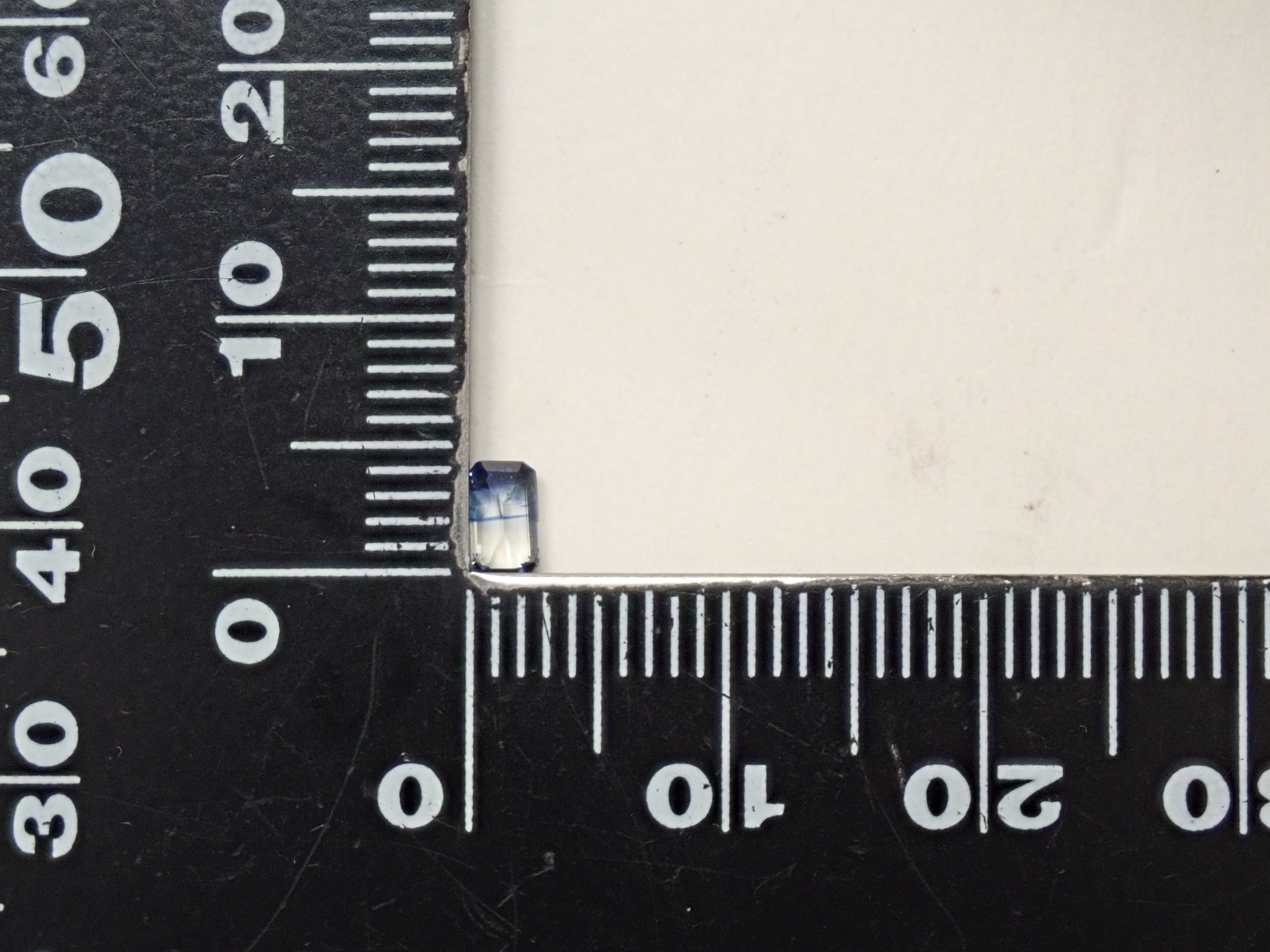 マダガスカル産バイカラーサファイア 0.266ctルース