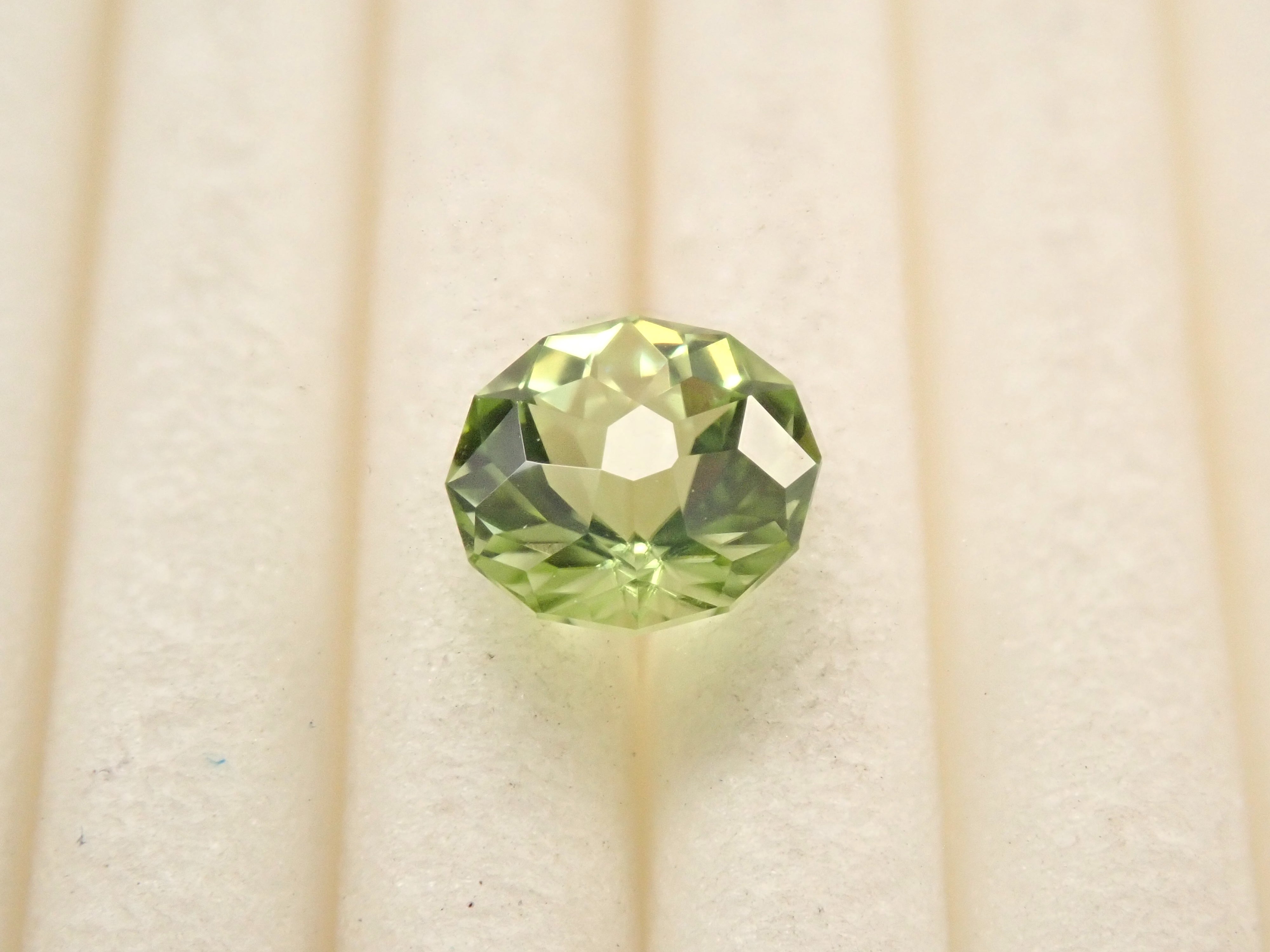 パキスタン産ペリドット 5.2mm/0.562ctルース