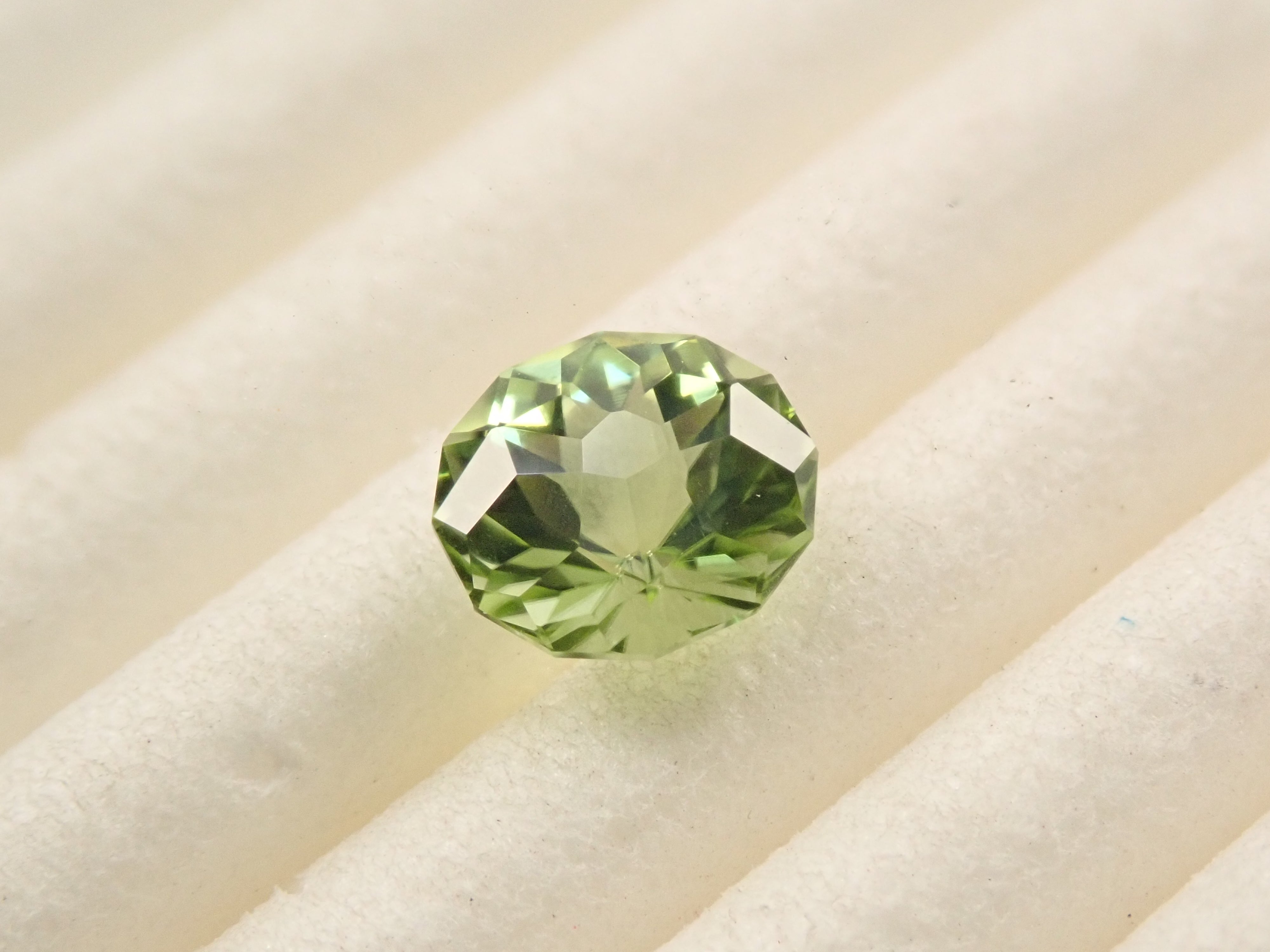 パキスタン産ペリドット 5.2mm/0.562ctルース