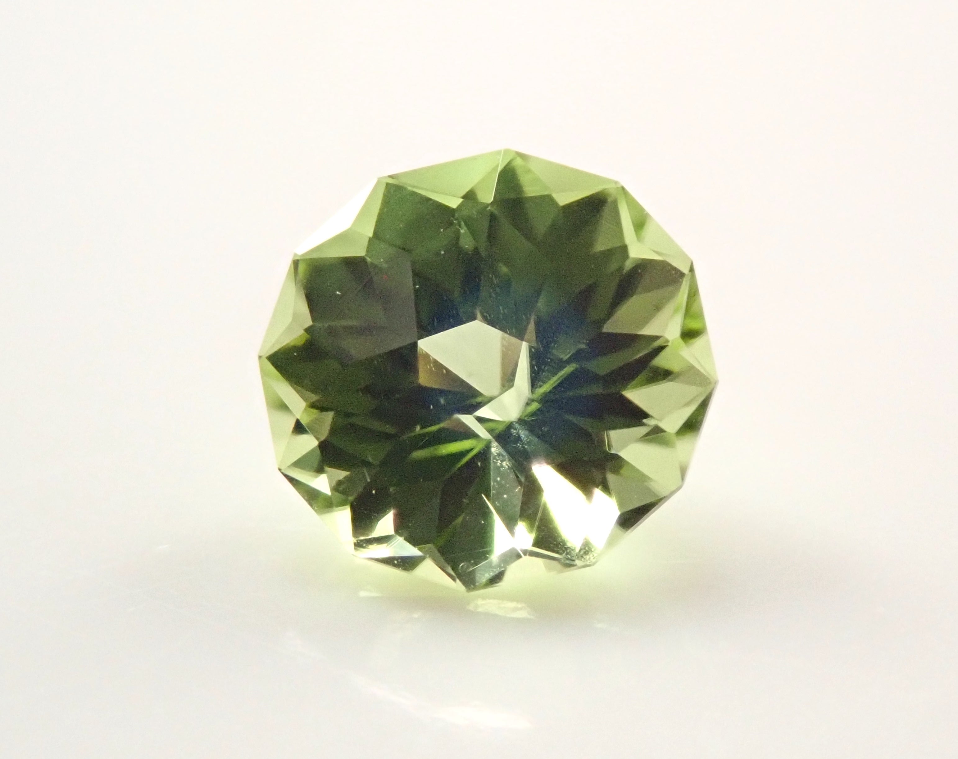 パキスタン産ペリドット 5.2mm/0.562ctルース