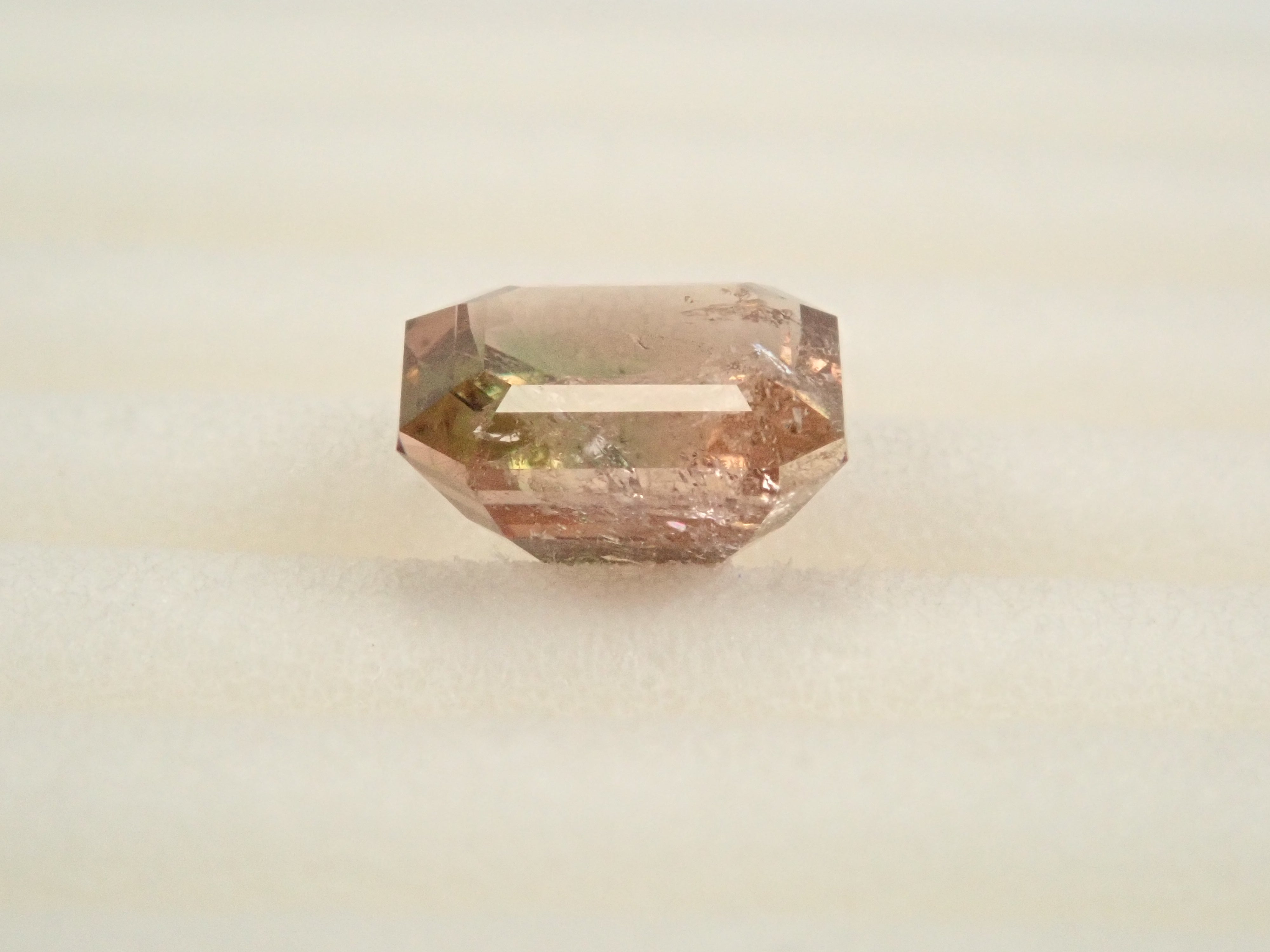 【12/17 22時販売】パキスタン産アキシナイト（グリーンティント） 0.844ctルース