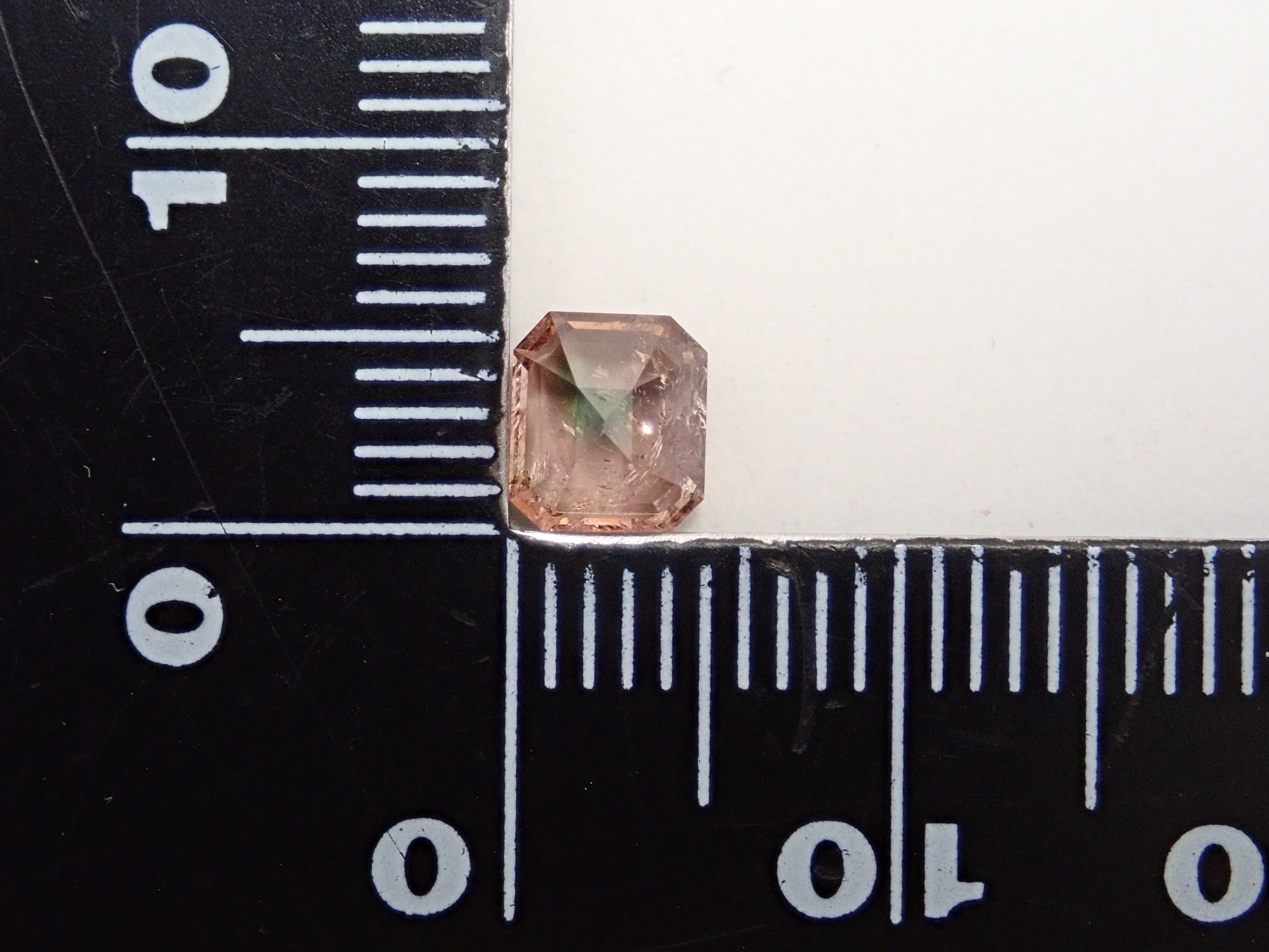 【12/17 22時販売】パキスタン産アキシナイト（グリーンティント） 0.844ctルース