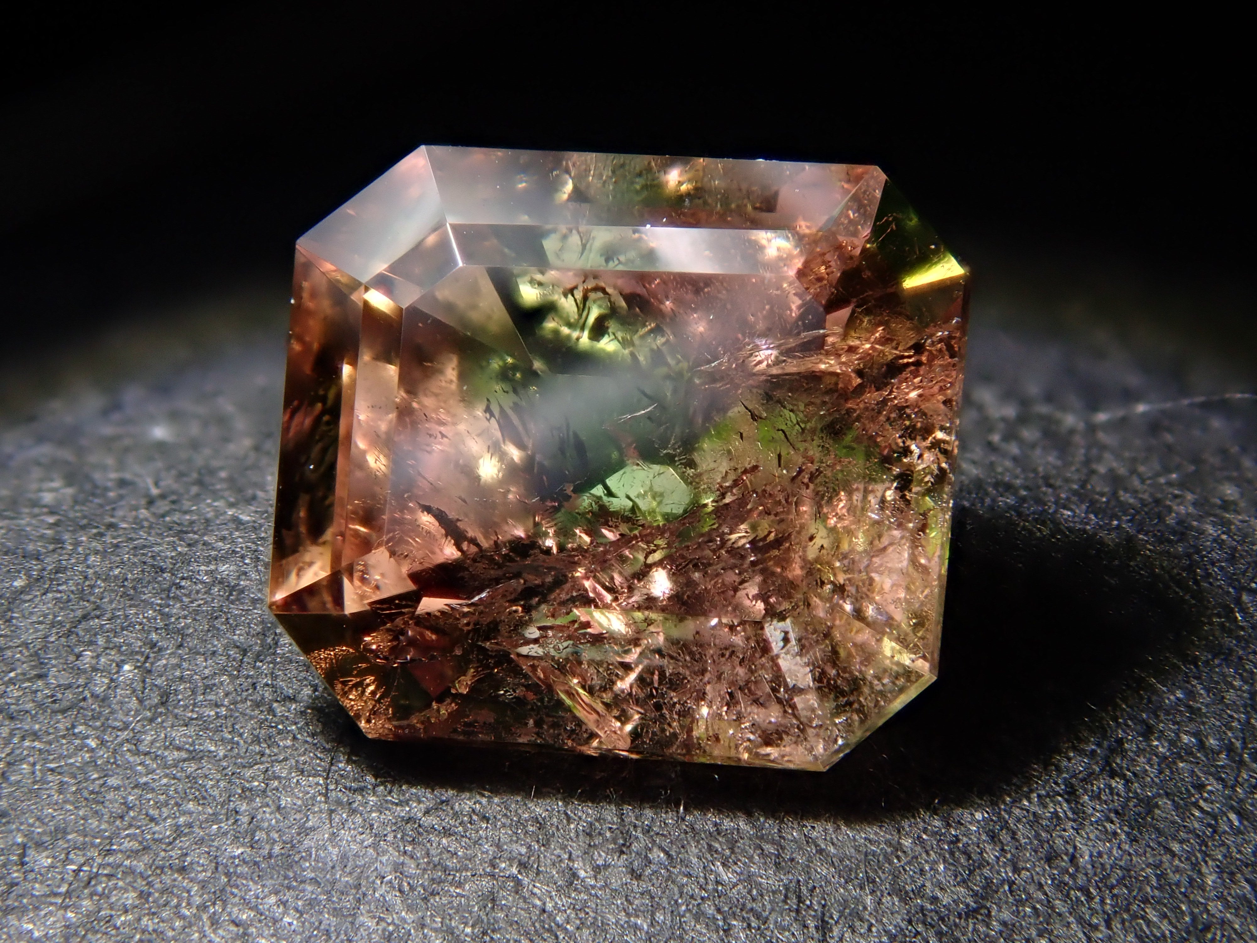 【12/17 22時販売】パキスタン産アキシナイト（グリーンティント） 0.844ctルース