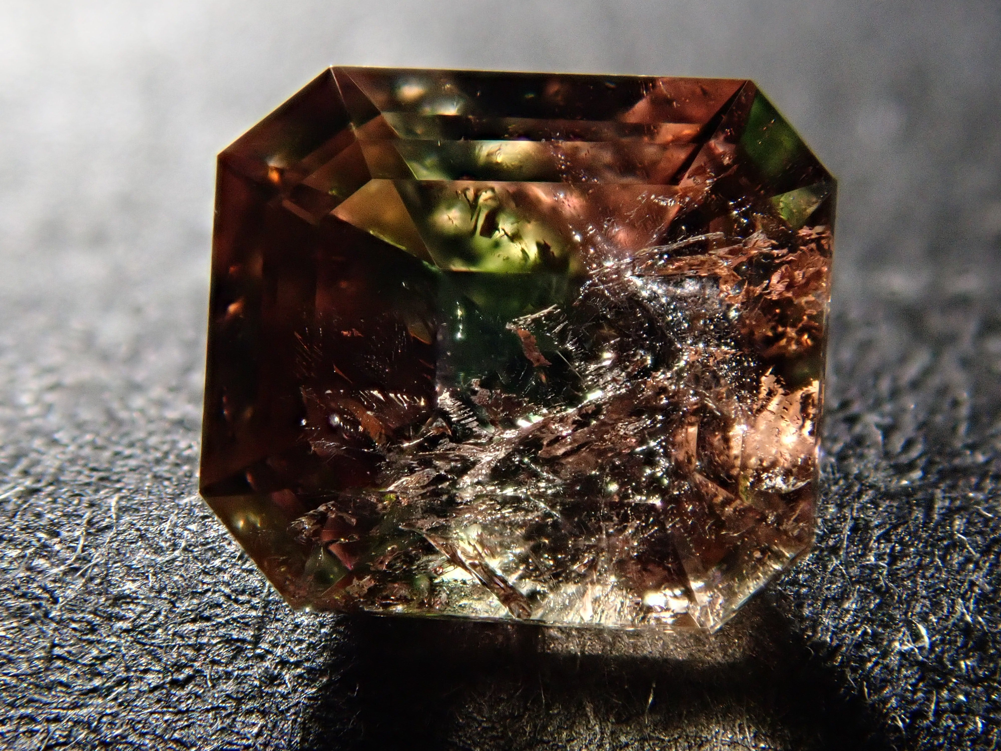 【12/17 22時販売】パキスタン産アキシナイト（グリーンティント） 0.844ctルース