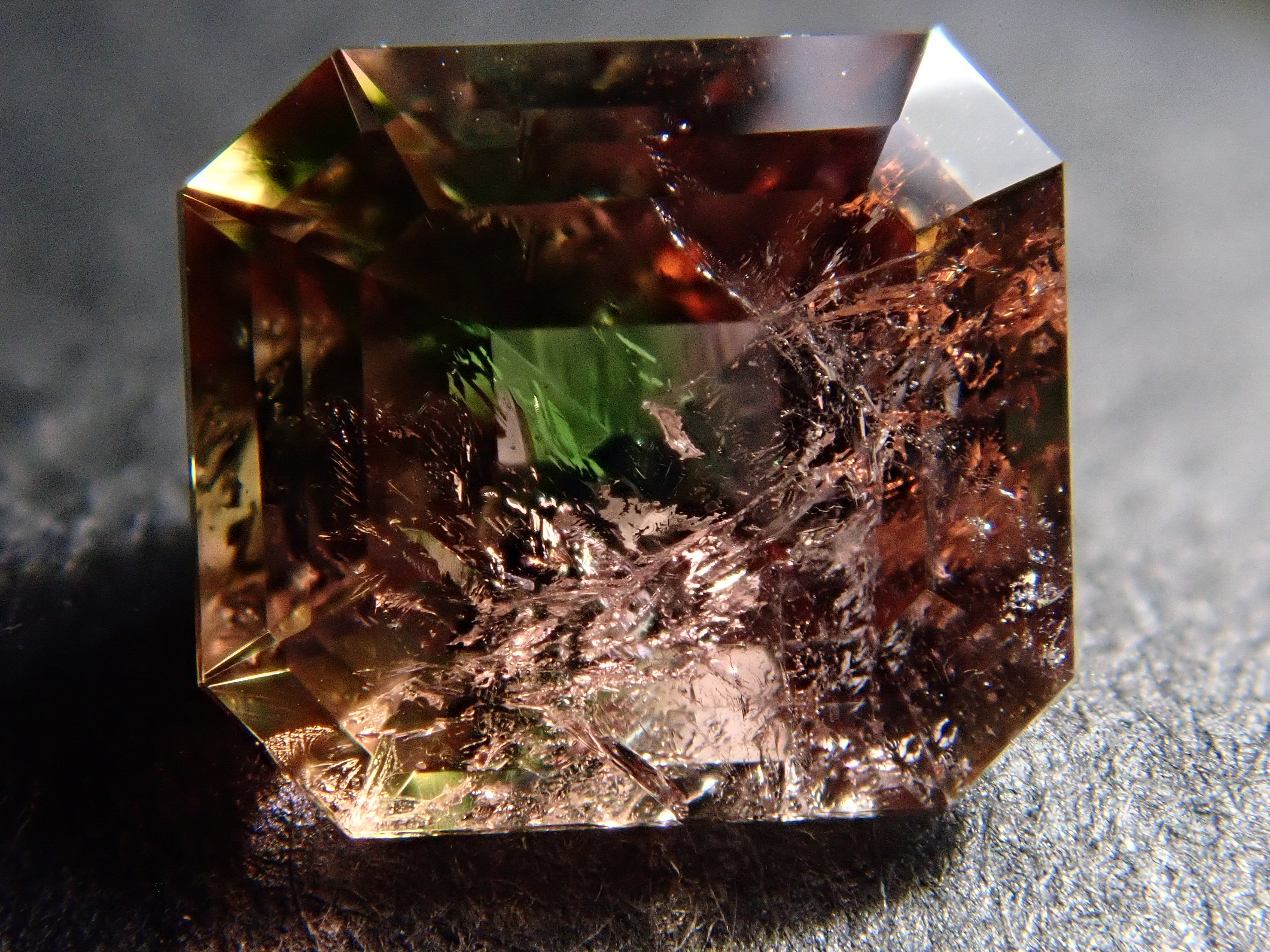 【12/17 22時販売】パキスタン産アキシナイト（グリーンティント） 0.844ctルース