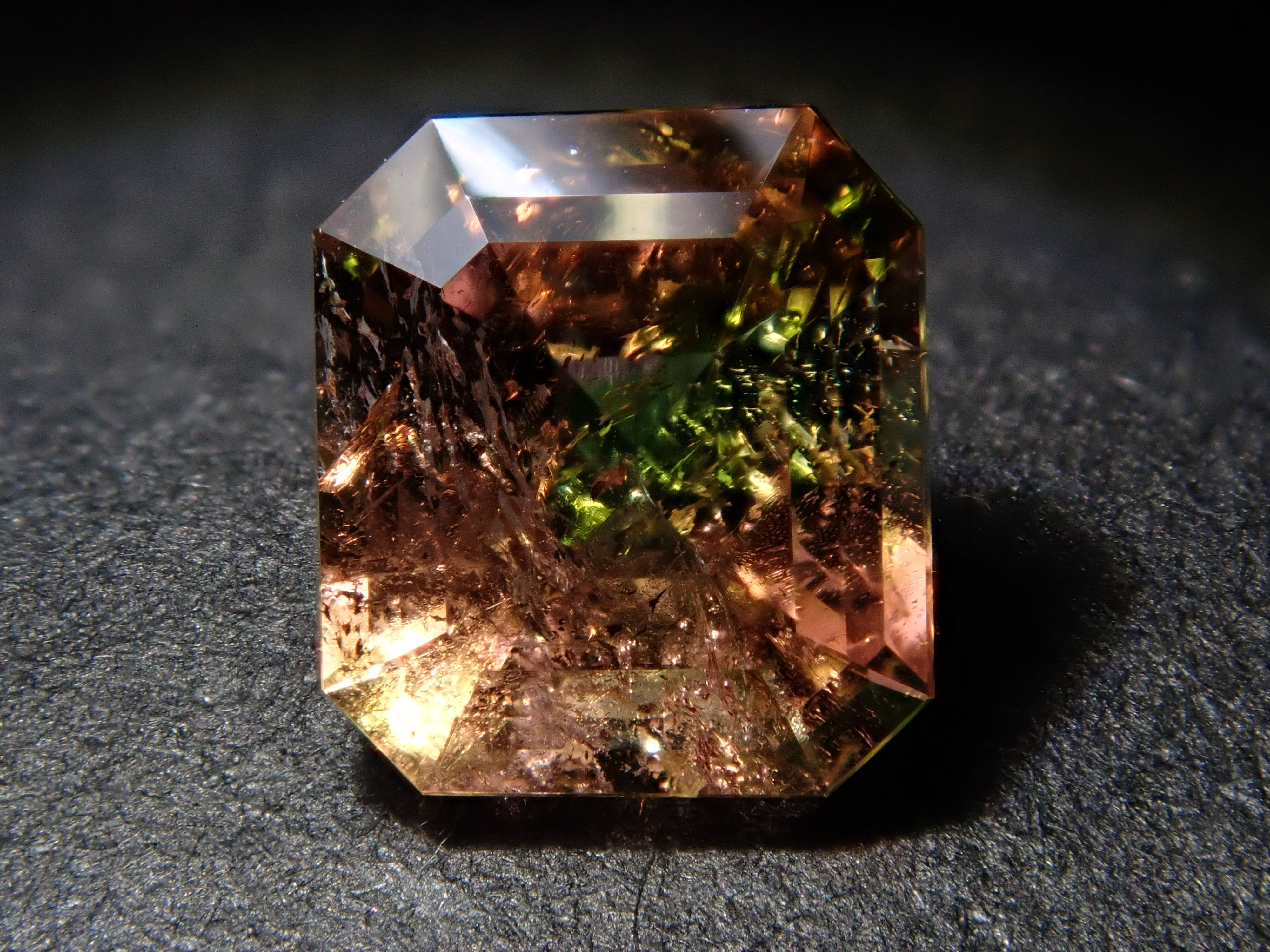 【12/17 22時販売】パキスタン産アキシナイト（グリーンティント） 0.844ctルース