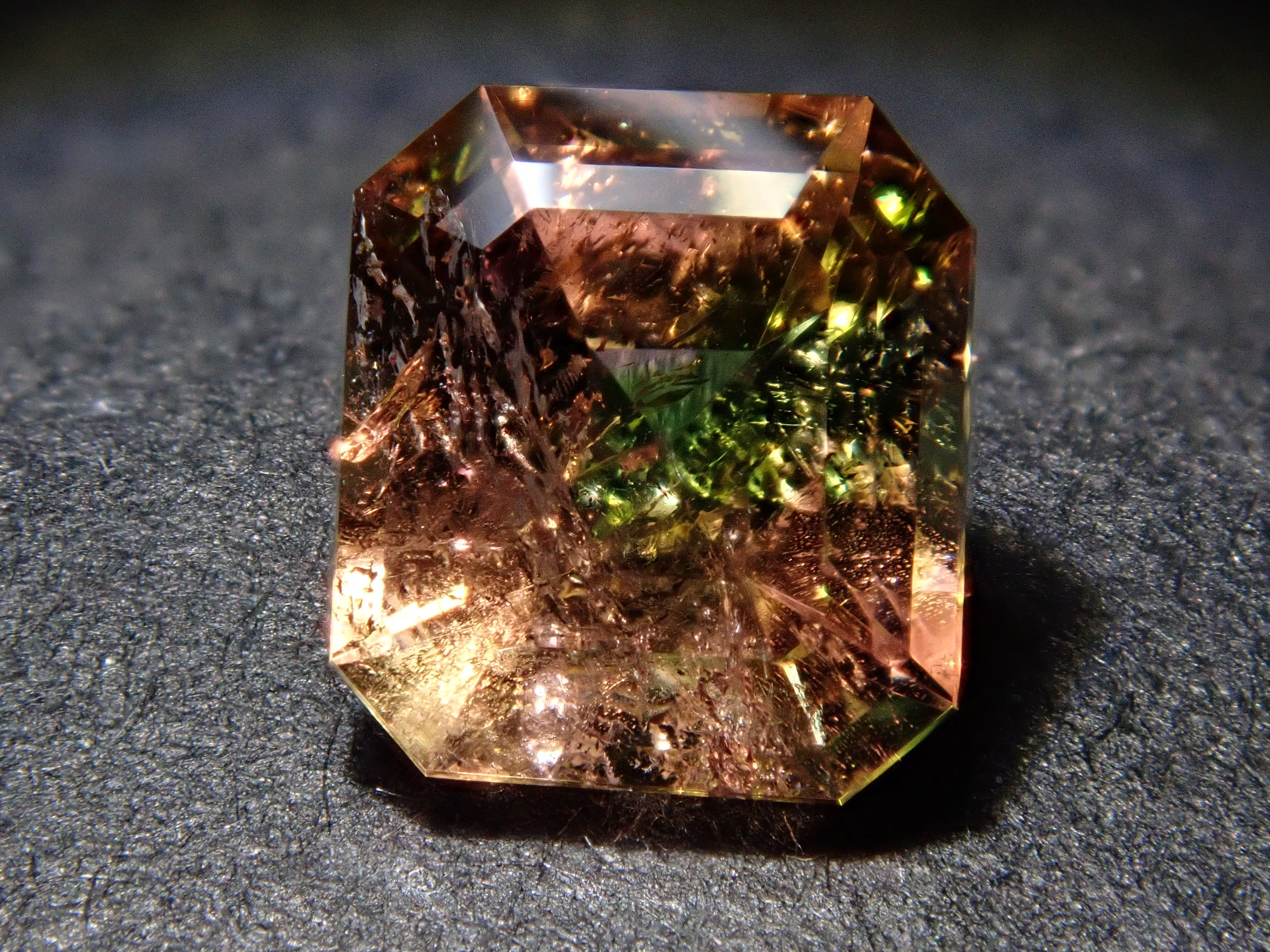 【12/17 22時販売】パキスタン産アキシナイト（グリーンティント） 0.844ctルース