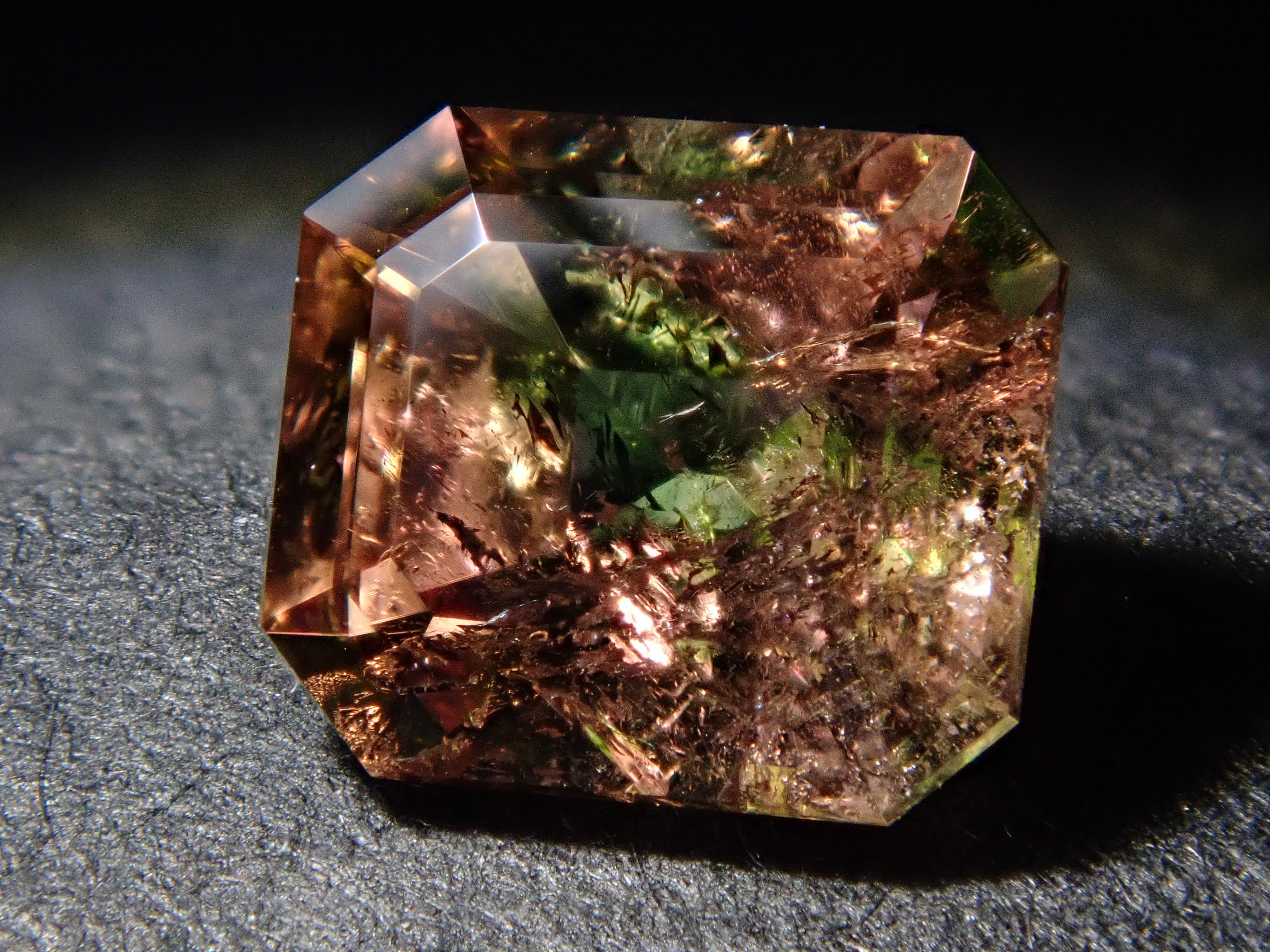 【12/17 22時販売】パキスタン産アキシナイト（グリーンティント） 0.844ctルース