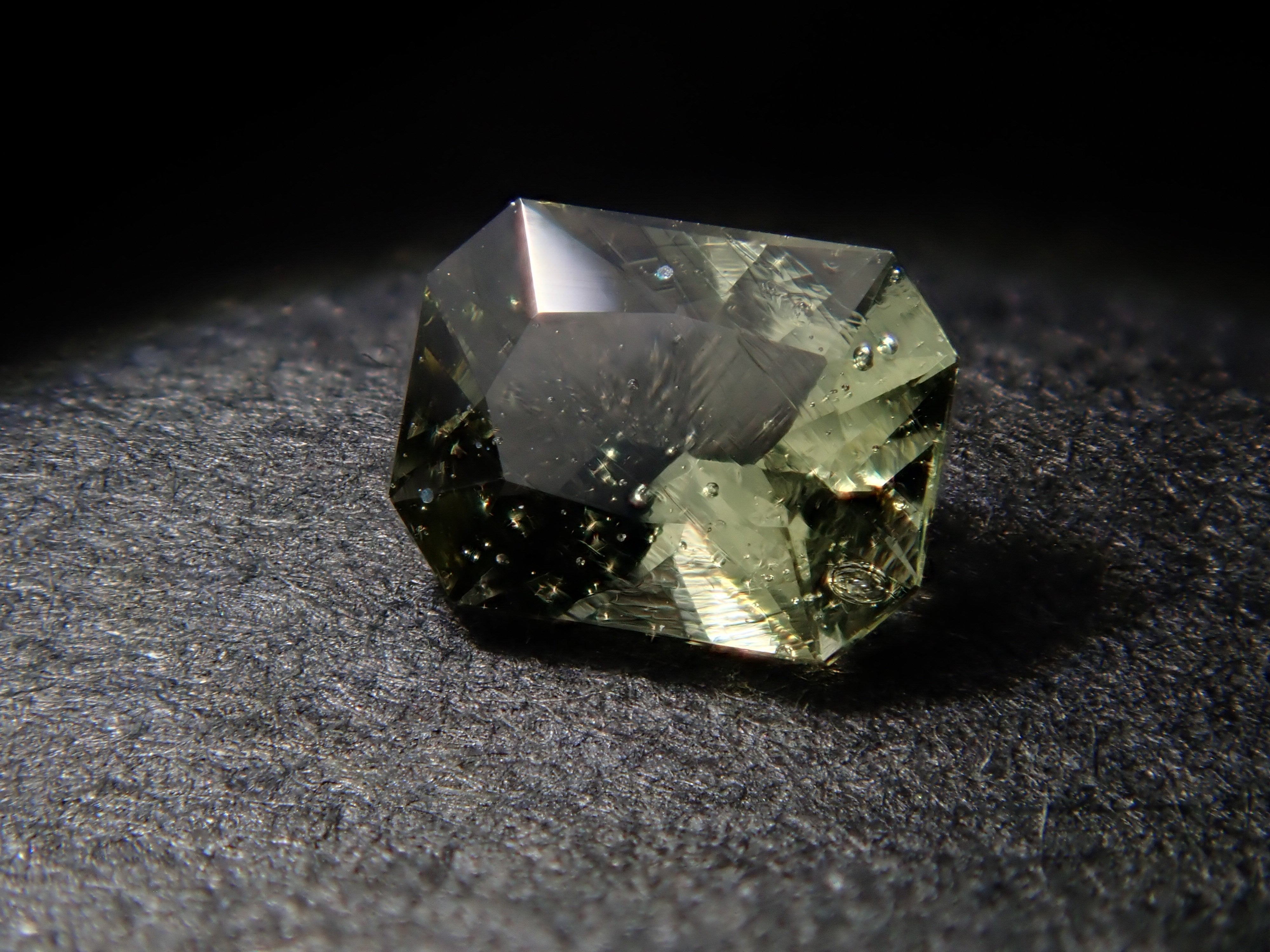 [12558144] Moldavite 0.097ct loose stone from the former Czechoslovakia