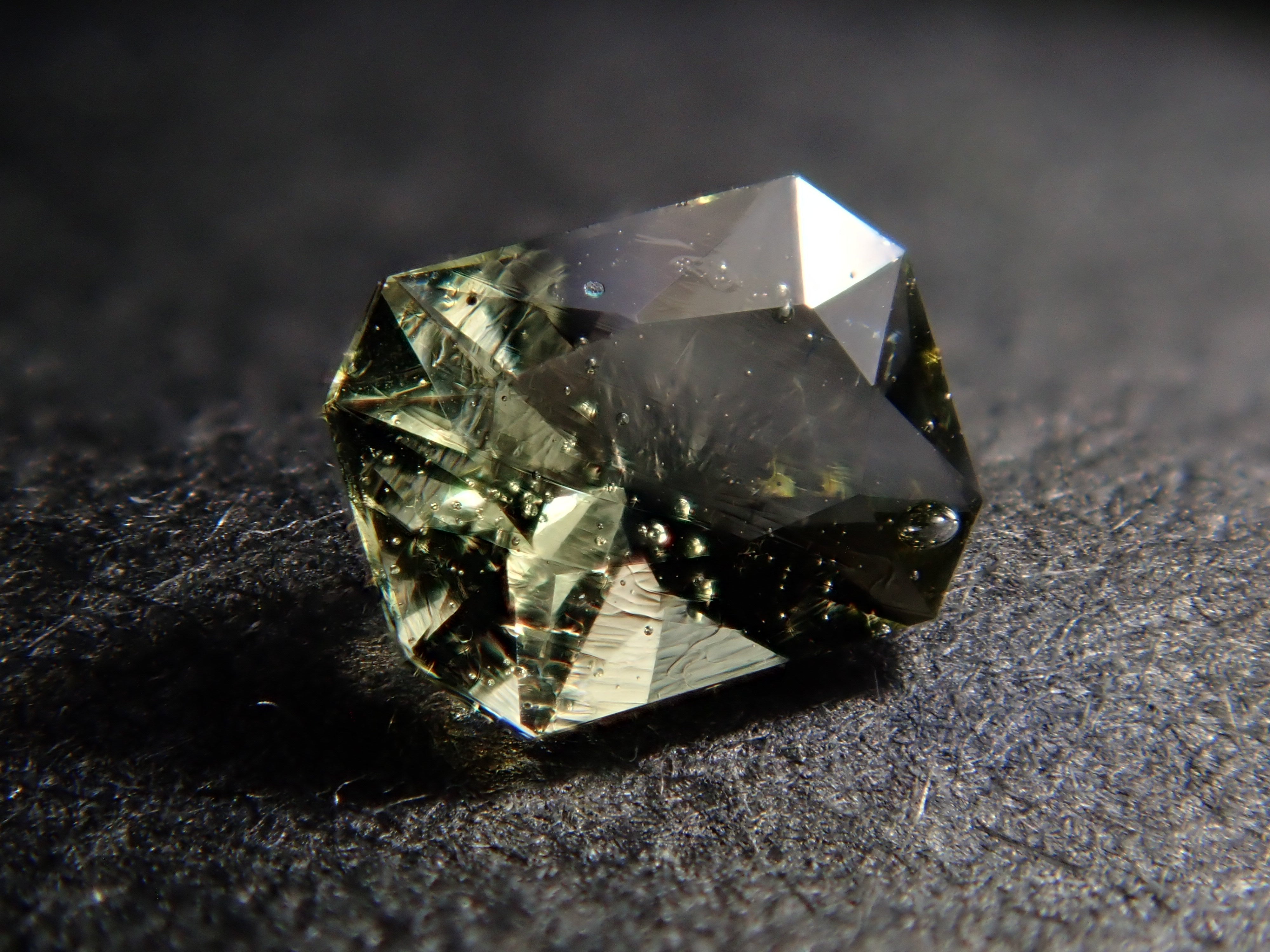 [12558144] Moldavite 0.097ct loose stone from the former Czechoslovakia