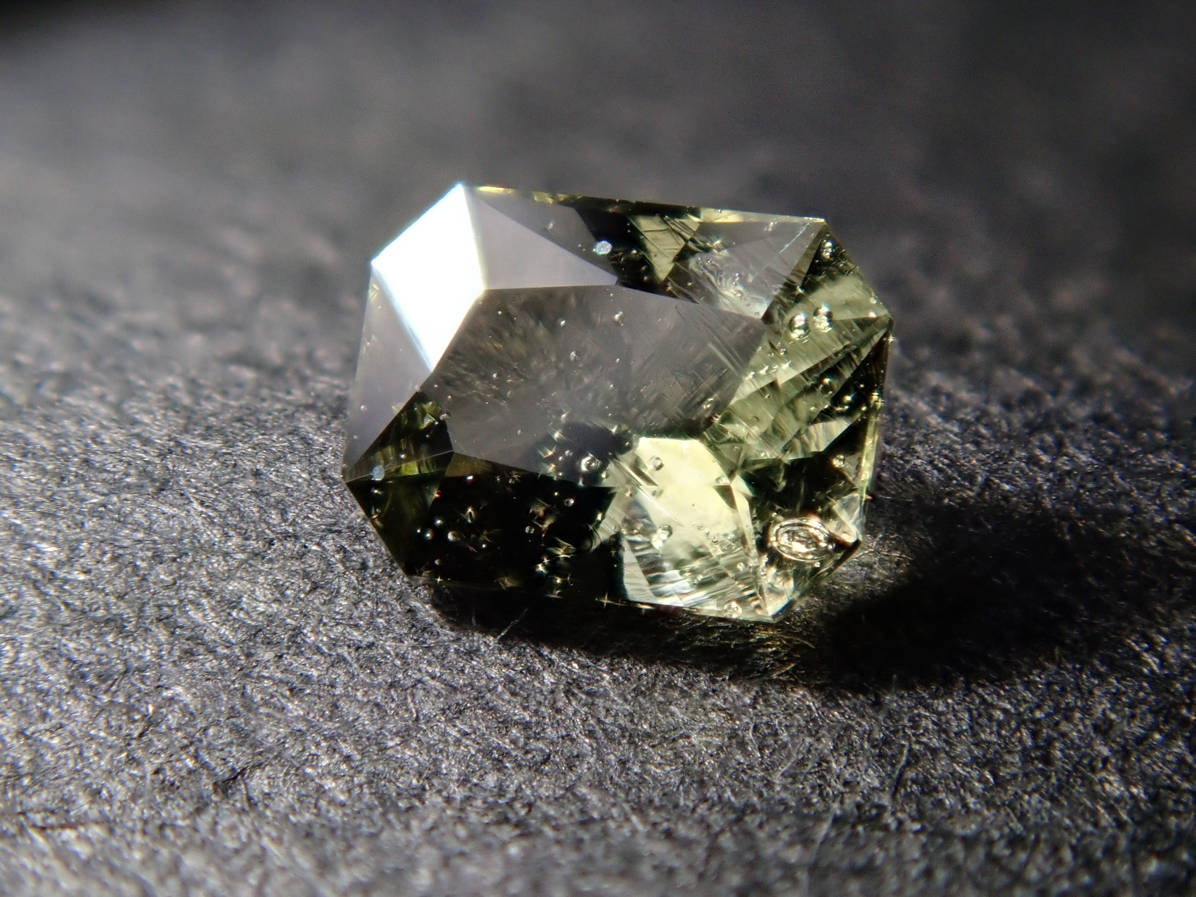 [12558144] Moldavite 0.097ct loose stone from the former Czechoslovakia